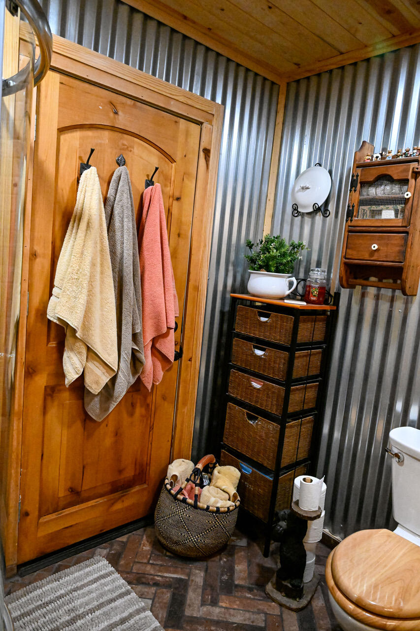 620 Loop Dr, Camp Nelson, CA 93265