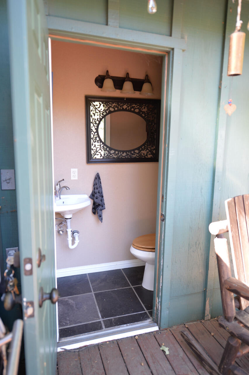 620 Loop Dr, Camp Nelson, CA 93265