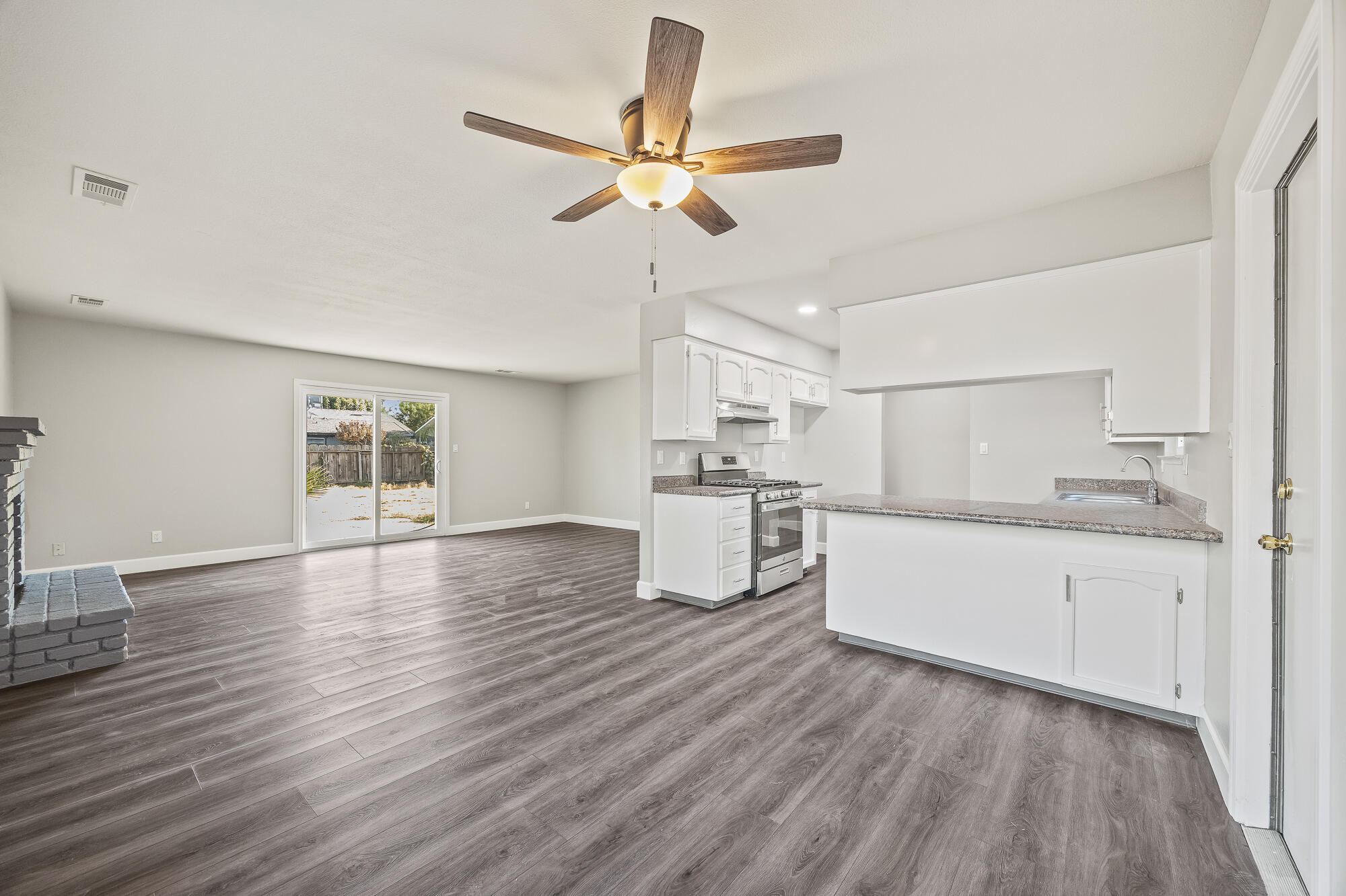 5541 W Walnut Ave, Visalia, CA 93277