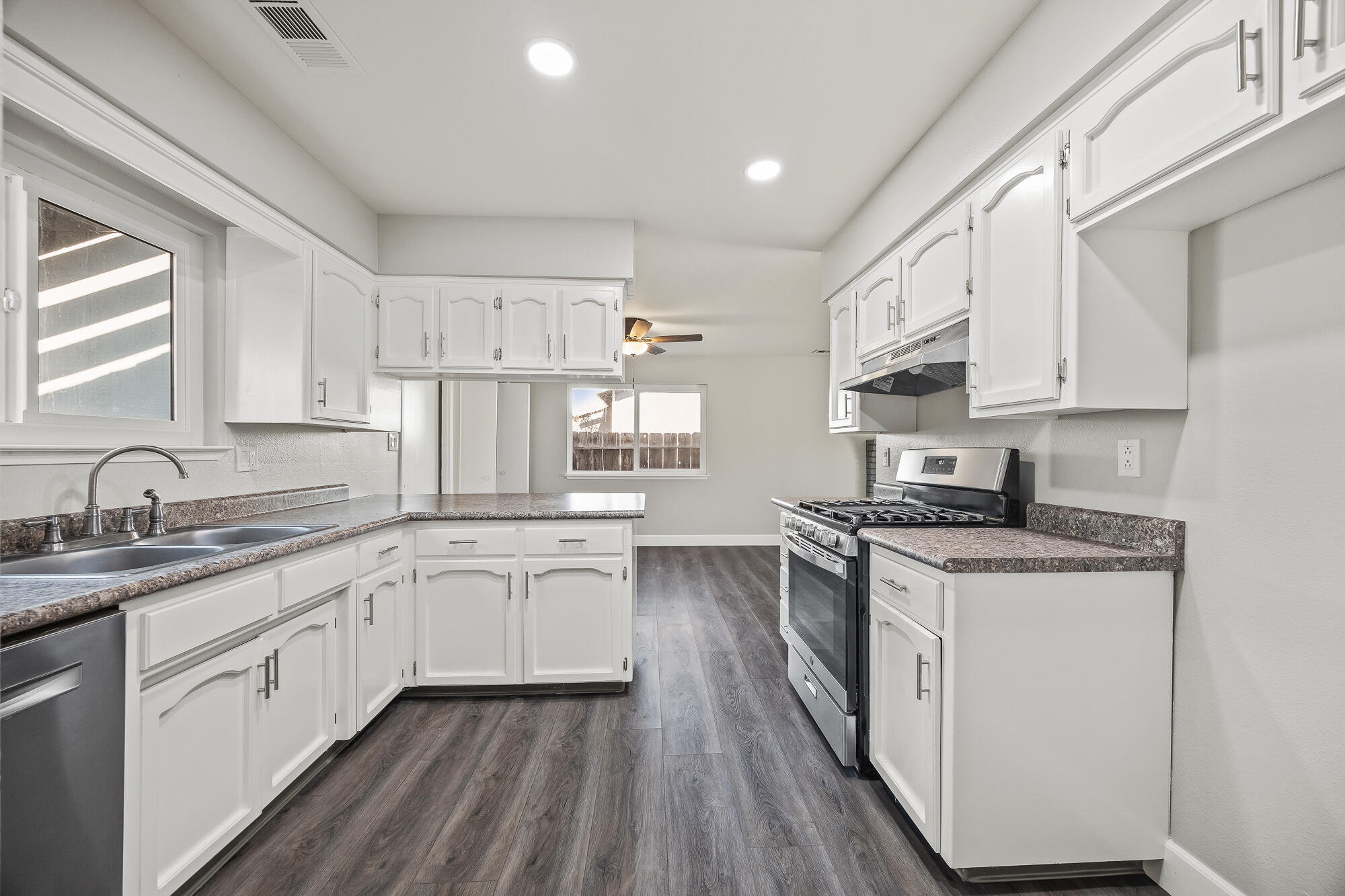 5541 W Walnut Ave, Visalia, CA 93277