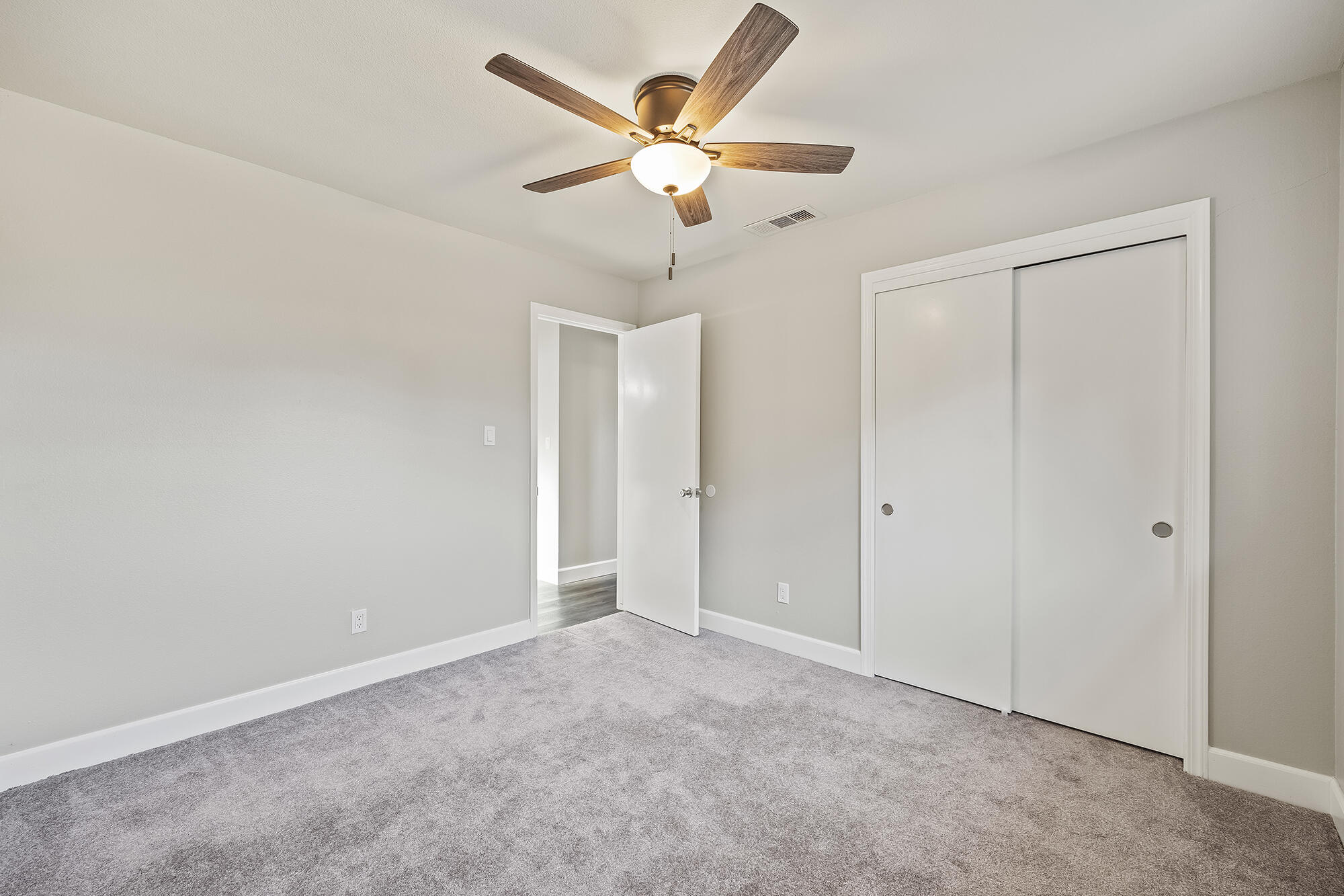 5541 W Walnut Ave, Visalia, CA 93277