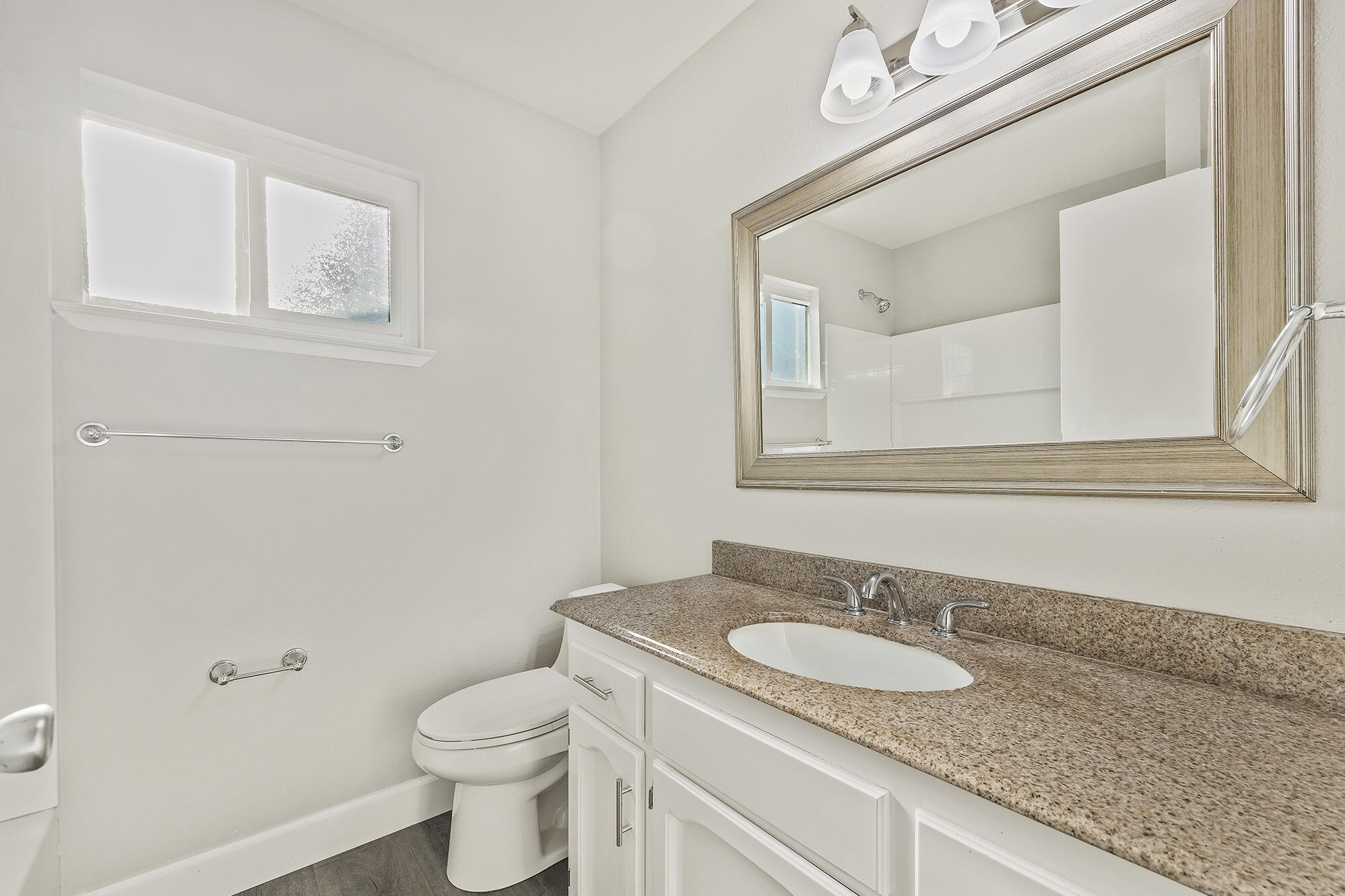 5541 W Walnut Ave, Visalia, CA 93277