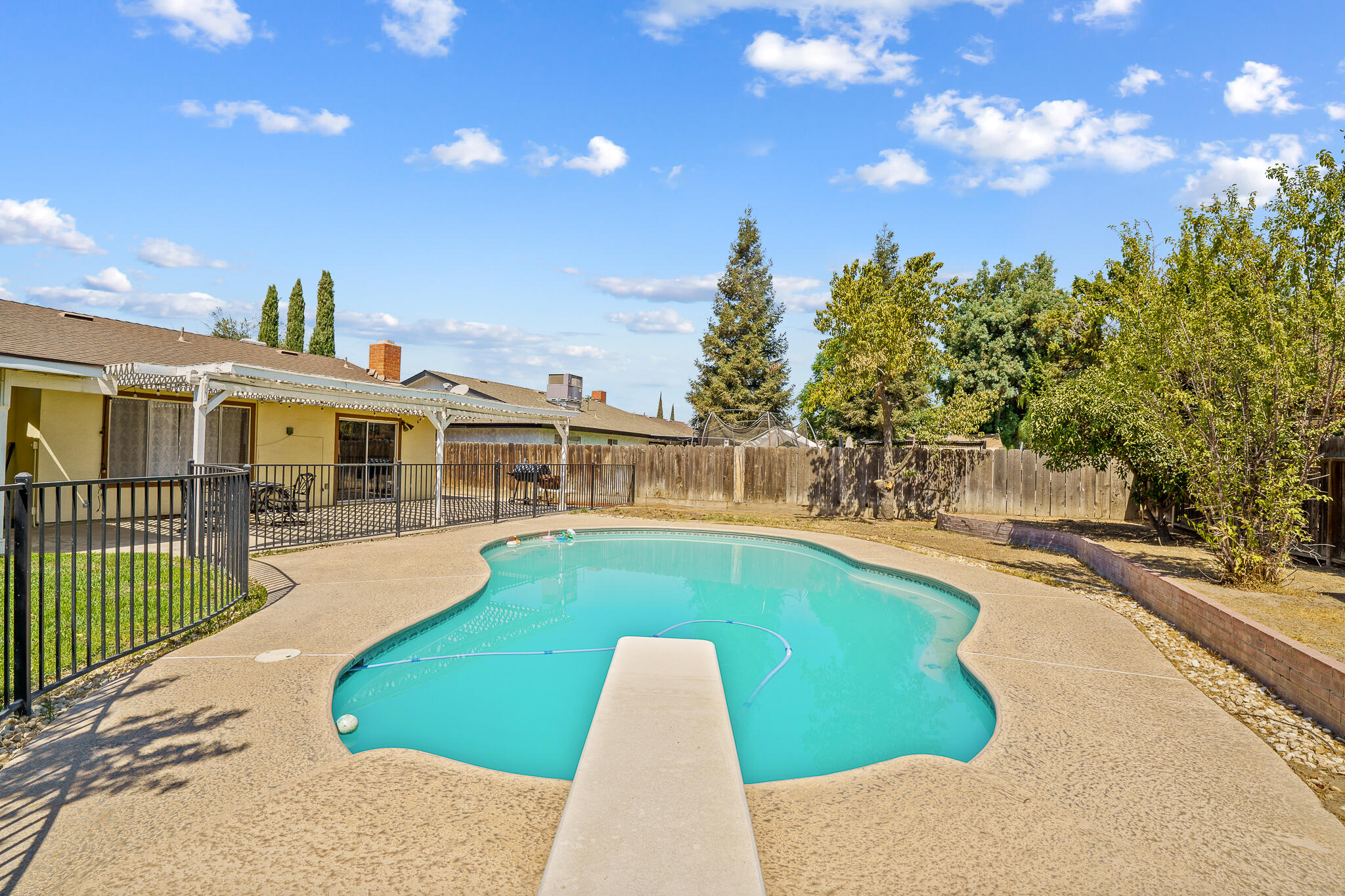 1076 N Beverly St, Porterville, CA 93257
