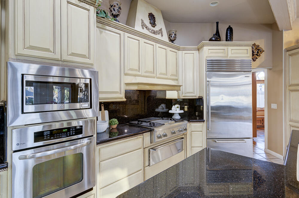 1617 N Aspen Ct, Visalia, CA 93291