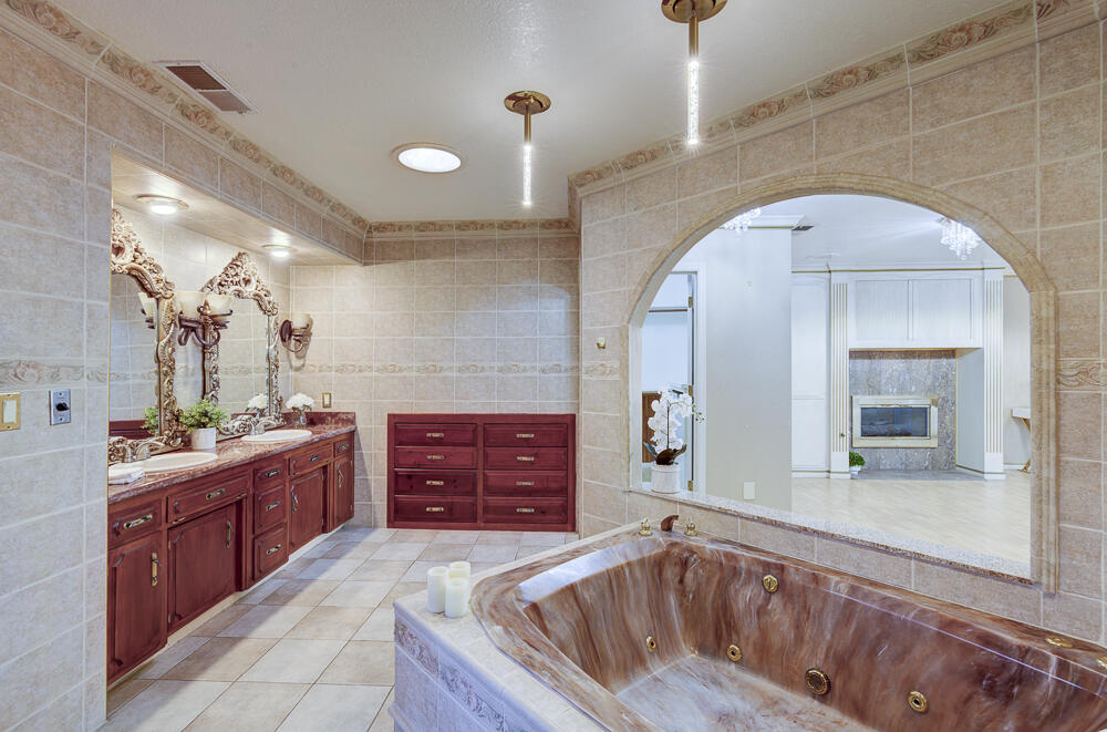 1617 N Aspen Ct, Visalia, CA 93291