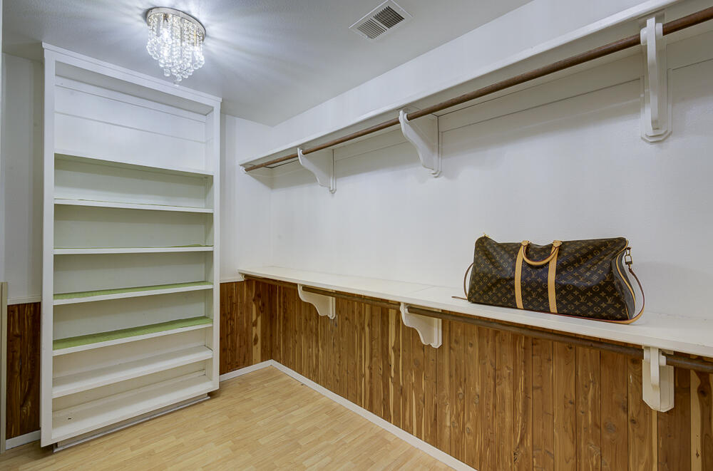 1617 N Aspen Ct, Visalia, CA 93291