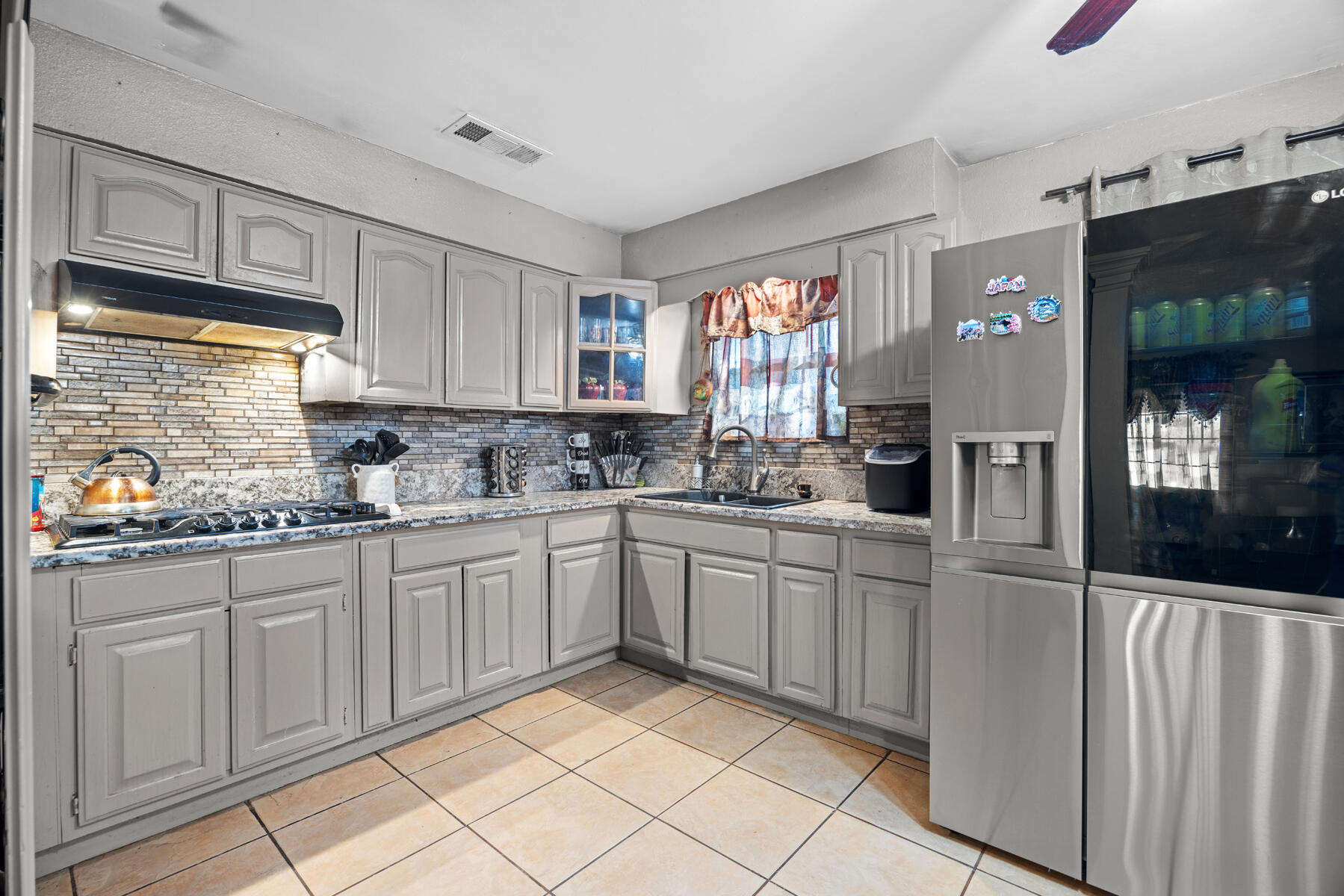 931 S Amber St, Tulare, CA 93274