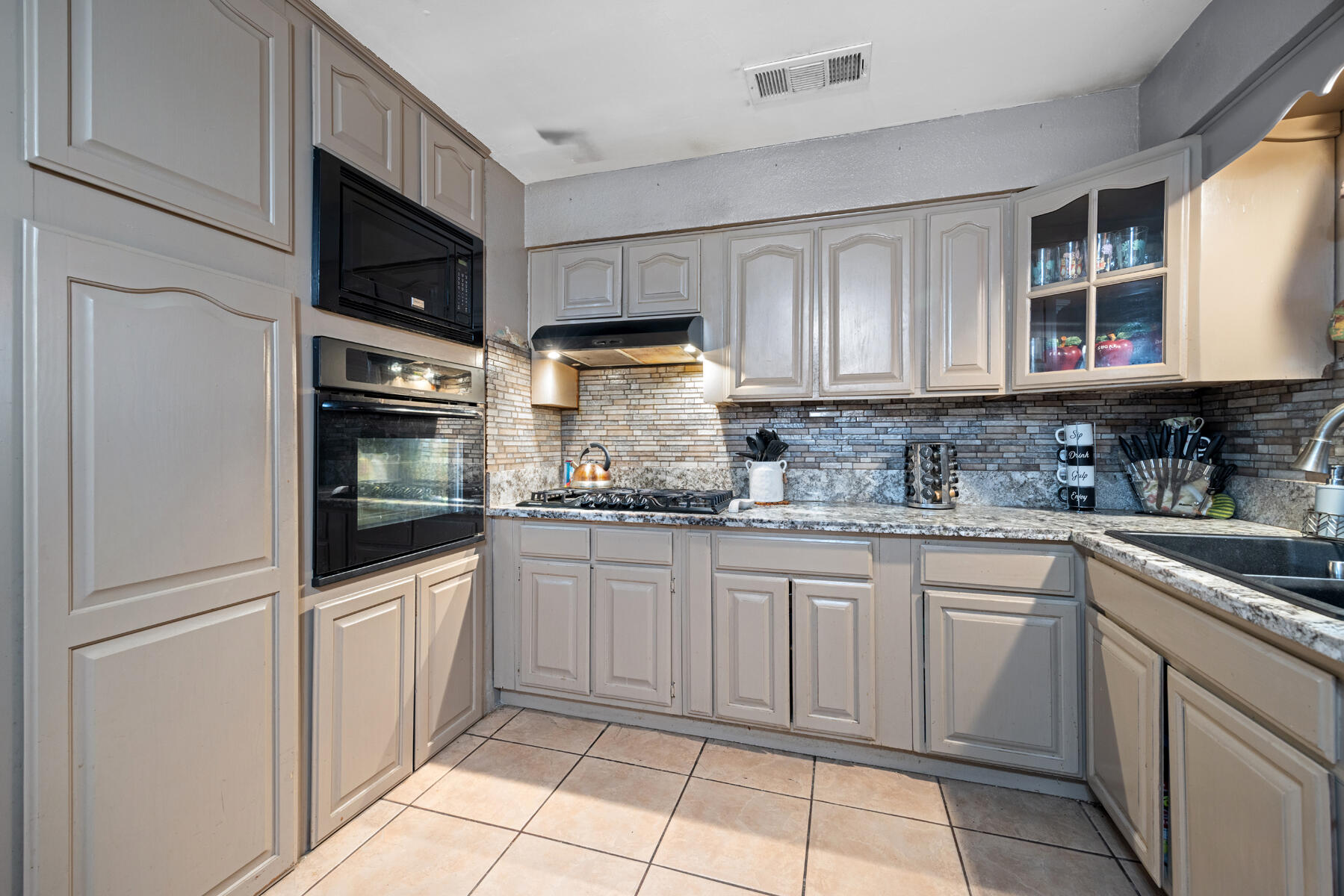 931 S Amber St, Tulare, CA 93274