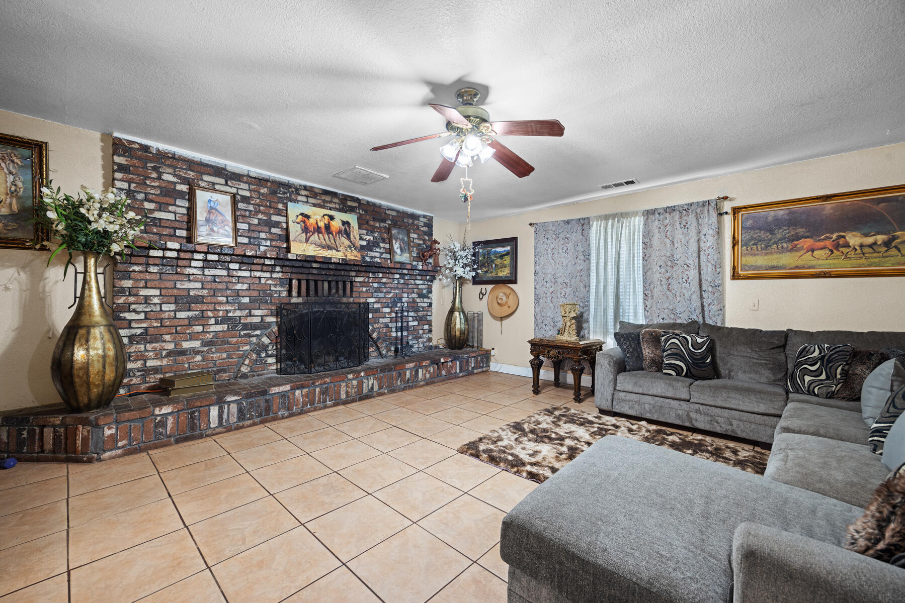 931 S Amber St, Tulare, CA 93274