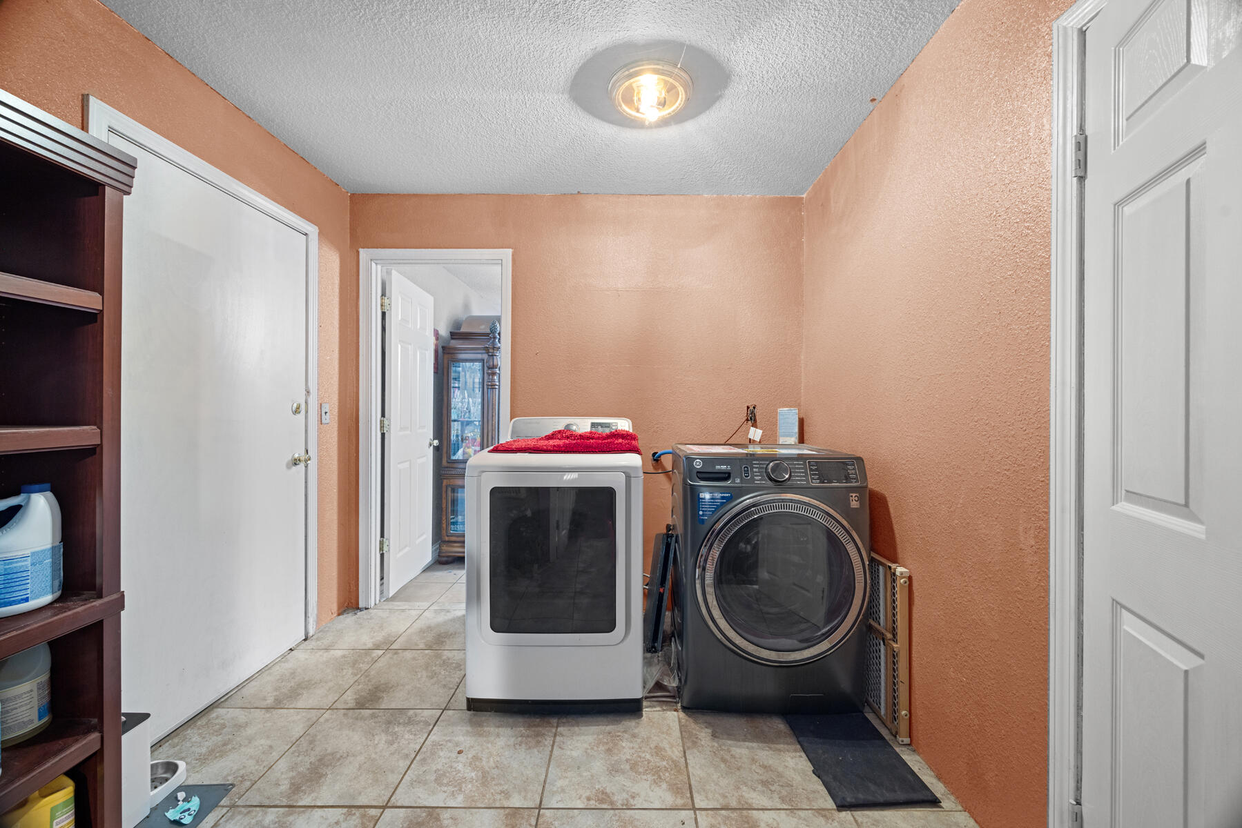 931 S Amber St, Tulare, CA 93274