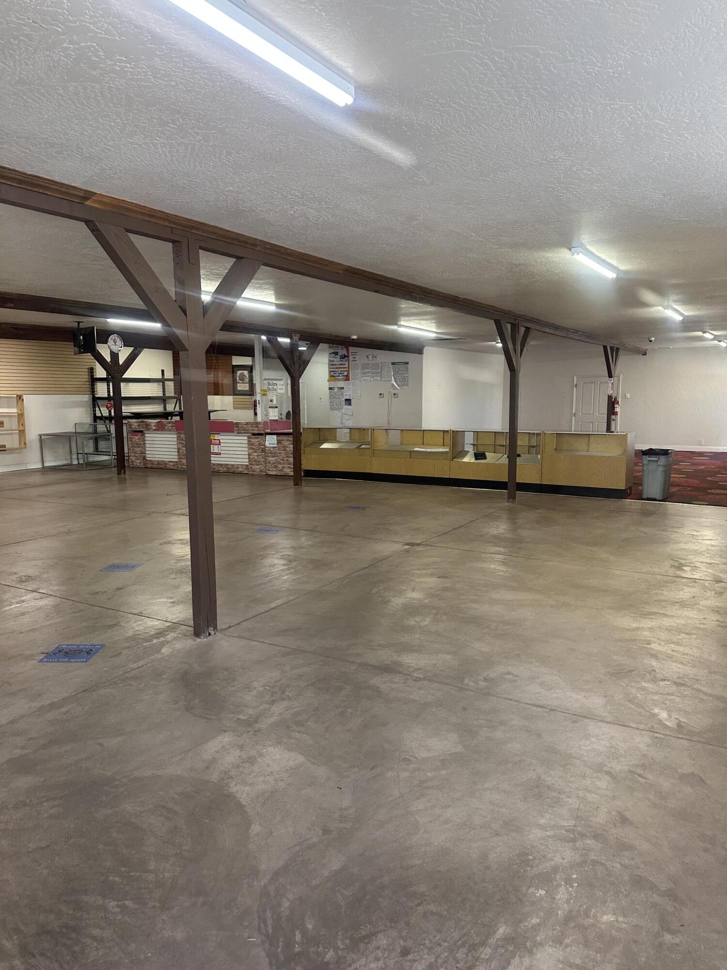 191 N Elmwood Ave, Lindsay, CA 93247