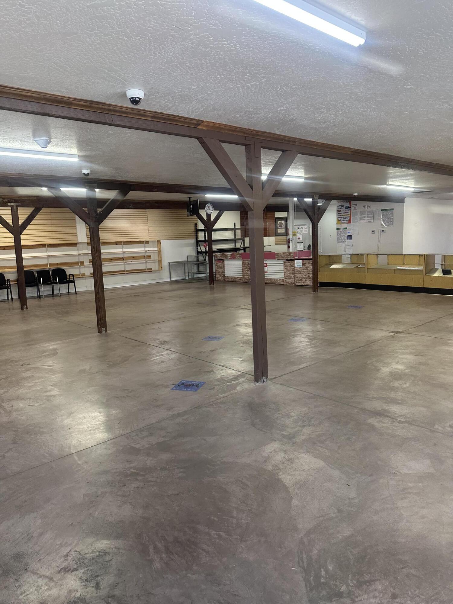 191 N Elmwood Ave, Lindsay, CA 93247