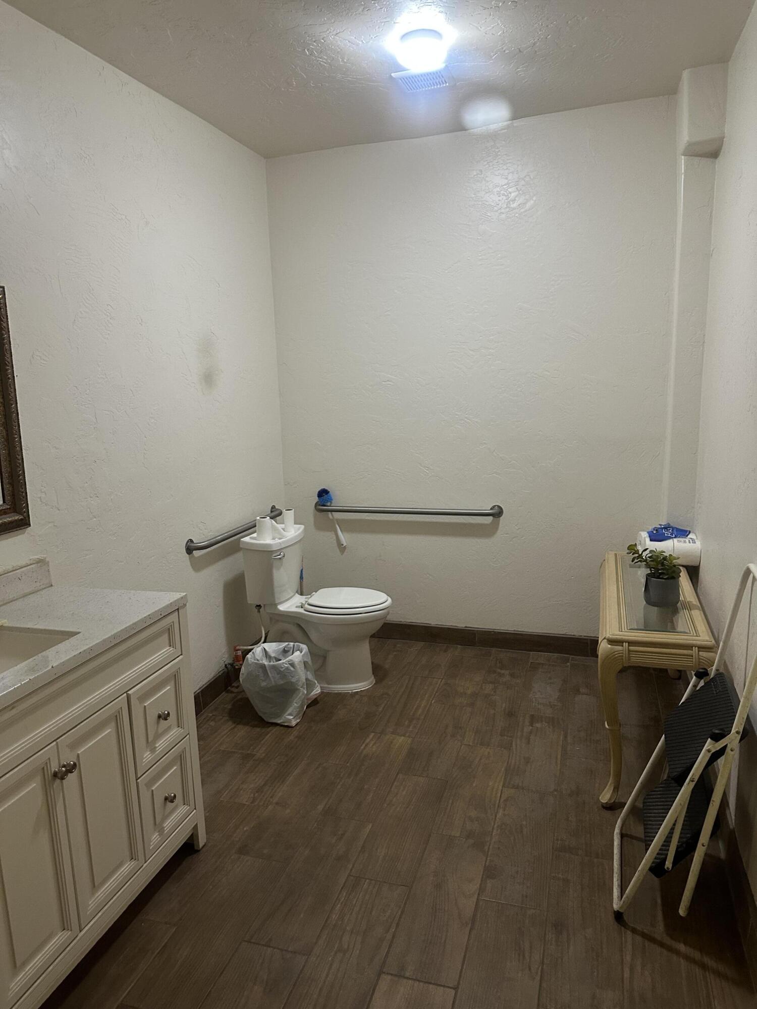 191 N Elmwood Ave, Lindsay, CA 93247