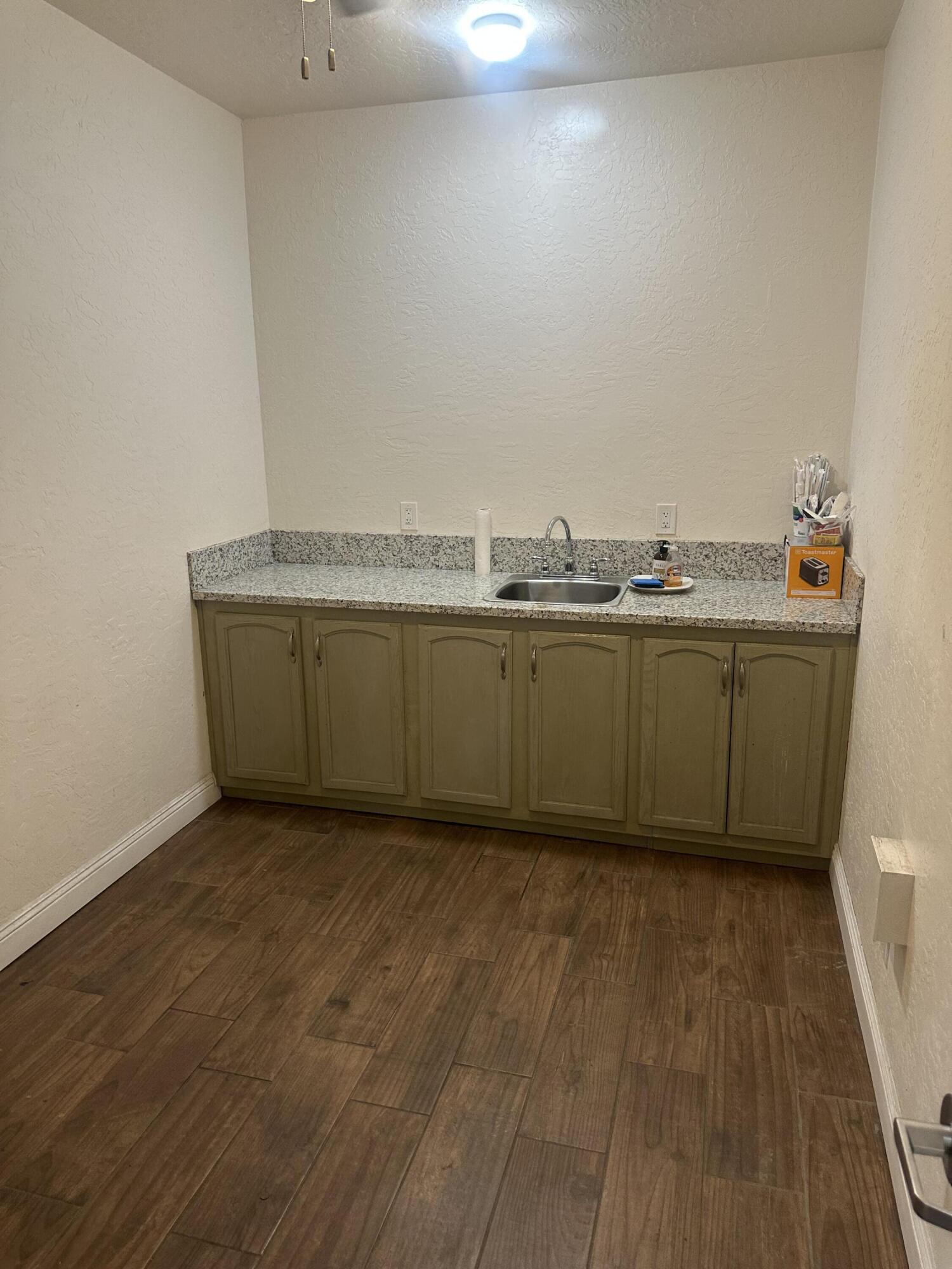 191 N Elmwood Ave, Lindsay, CA 93247