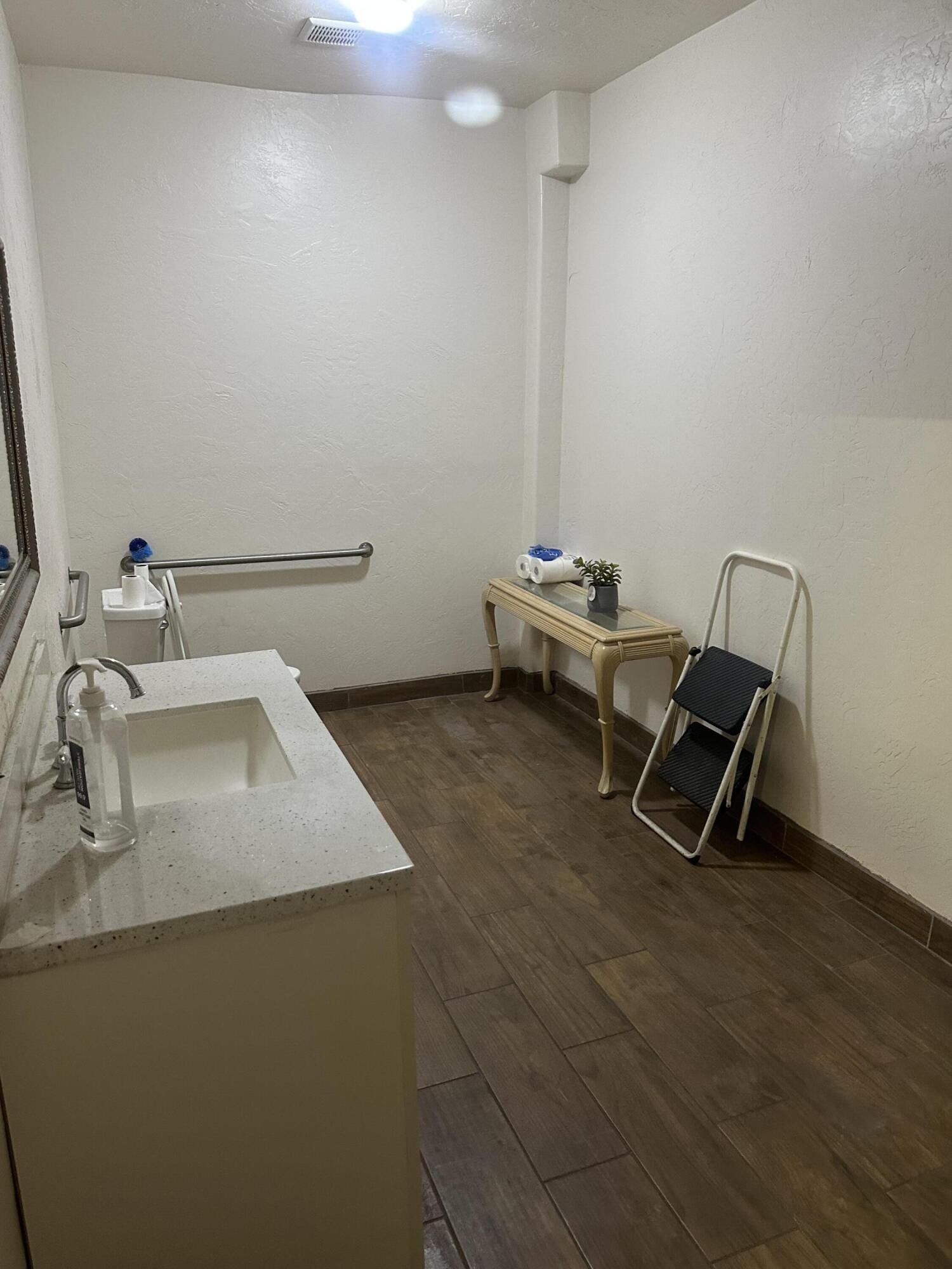 191 N Elmwood Ave, Lindsay, CA 93247