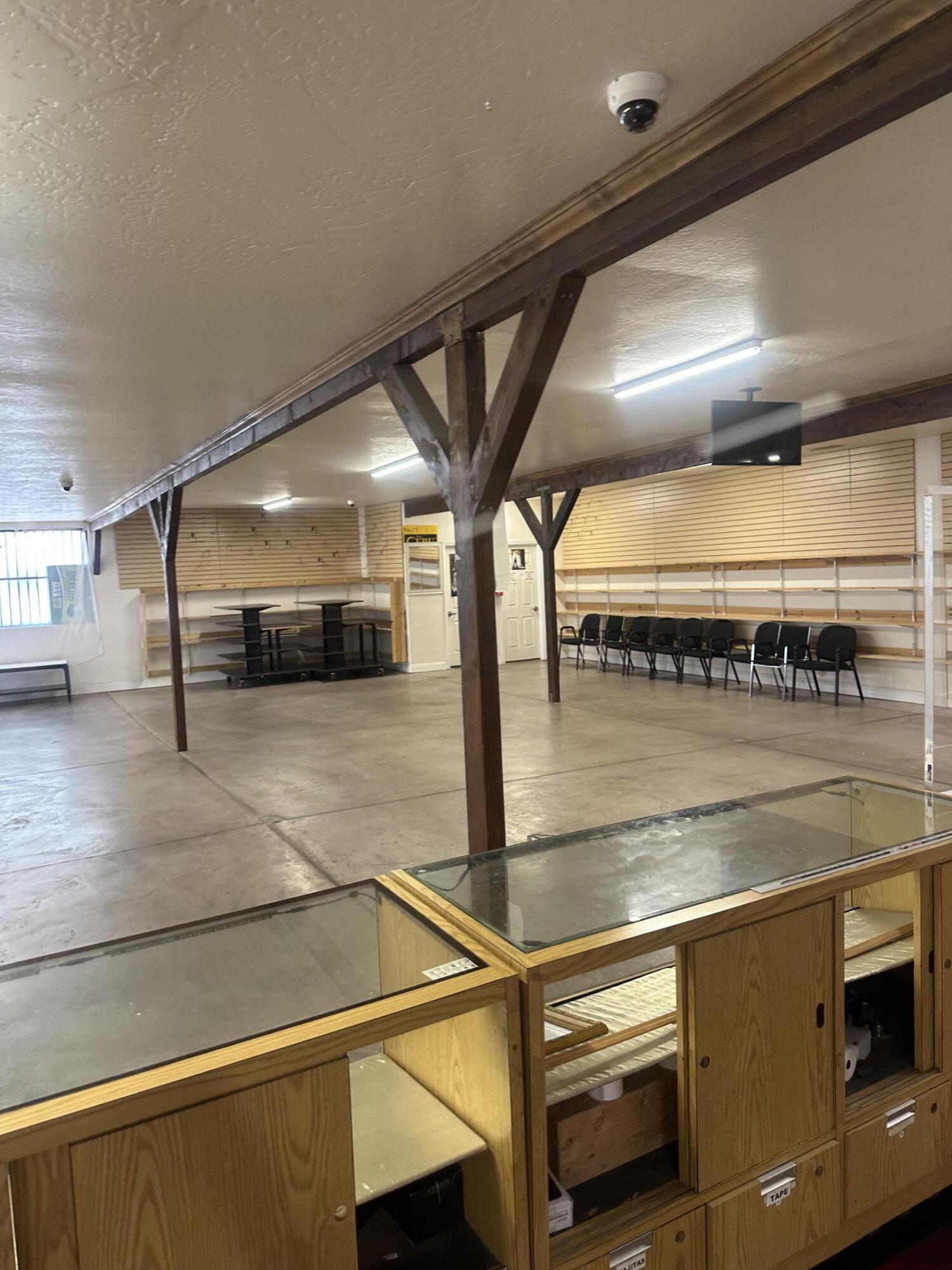 191 N Elmwood Ave, Lindsay, CA 93247