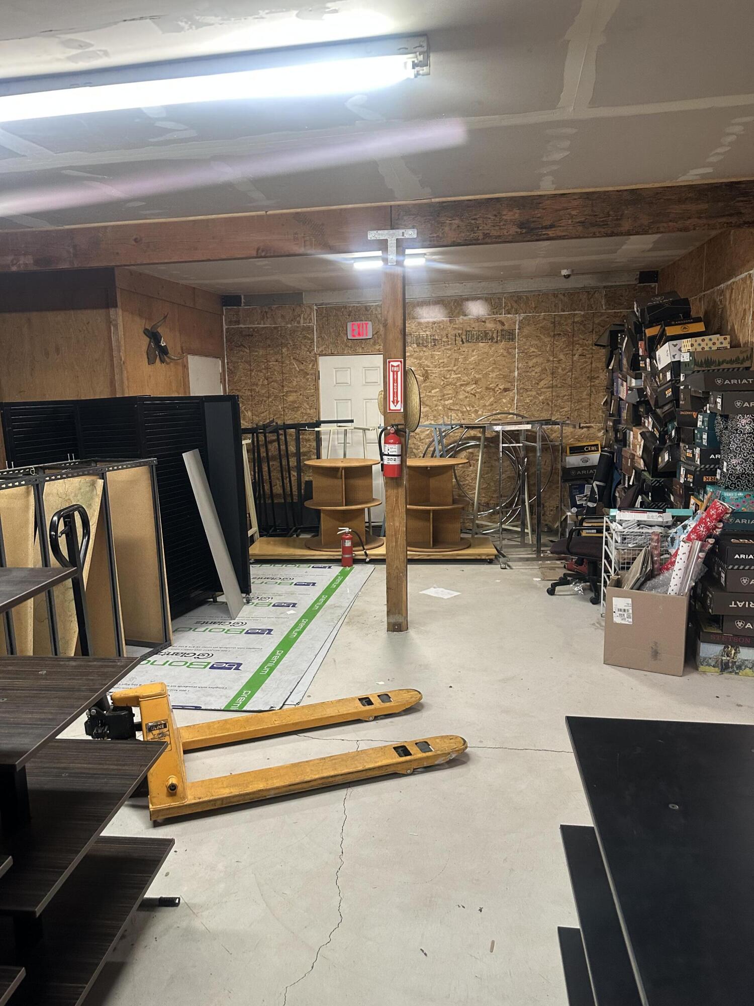 191 N Elmwood Ave, Lindsay, CA 93247