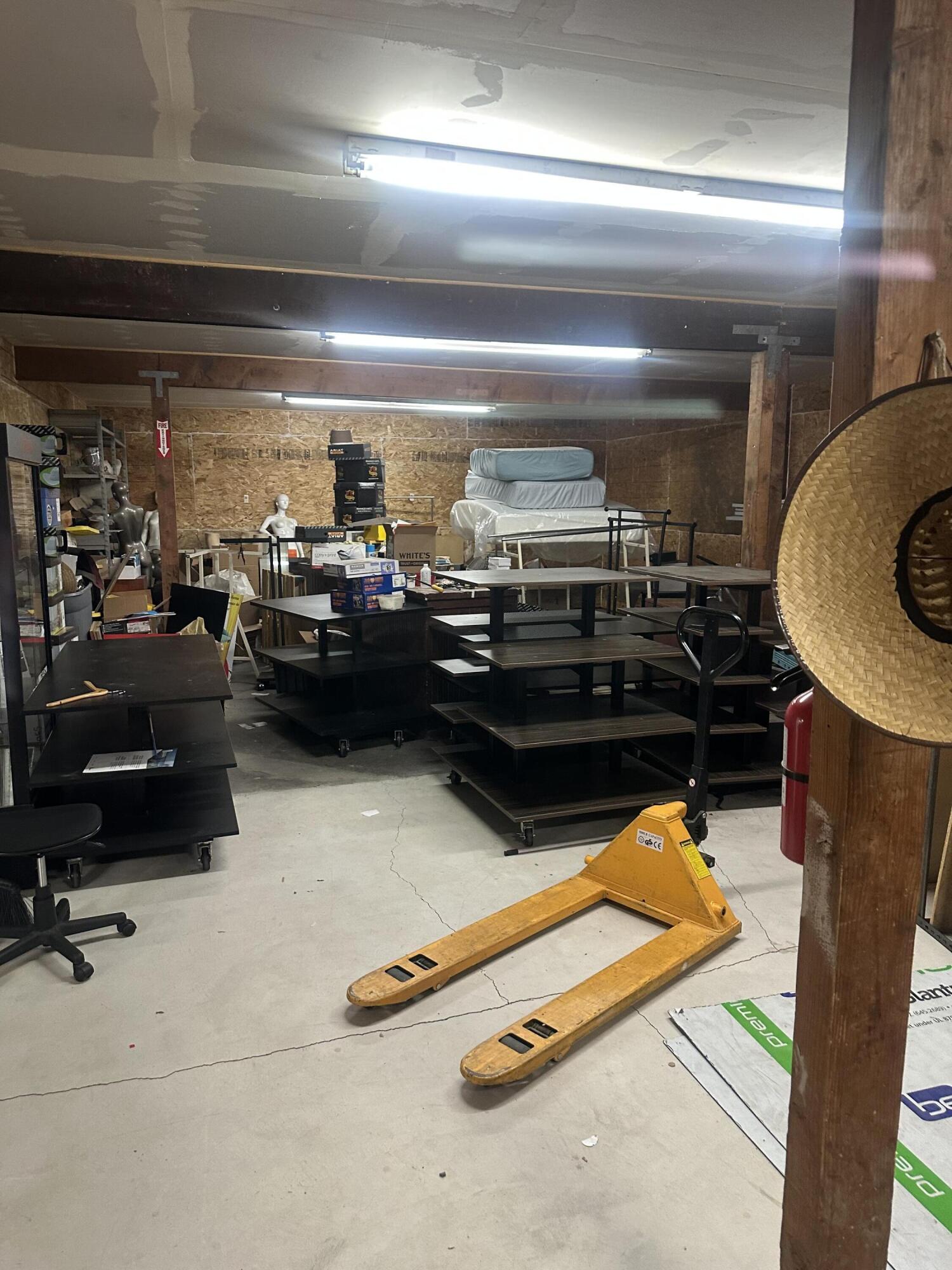 191 N Elmwood Ave, Lindsay, CA 93247