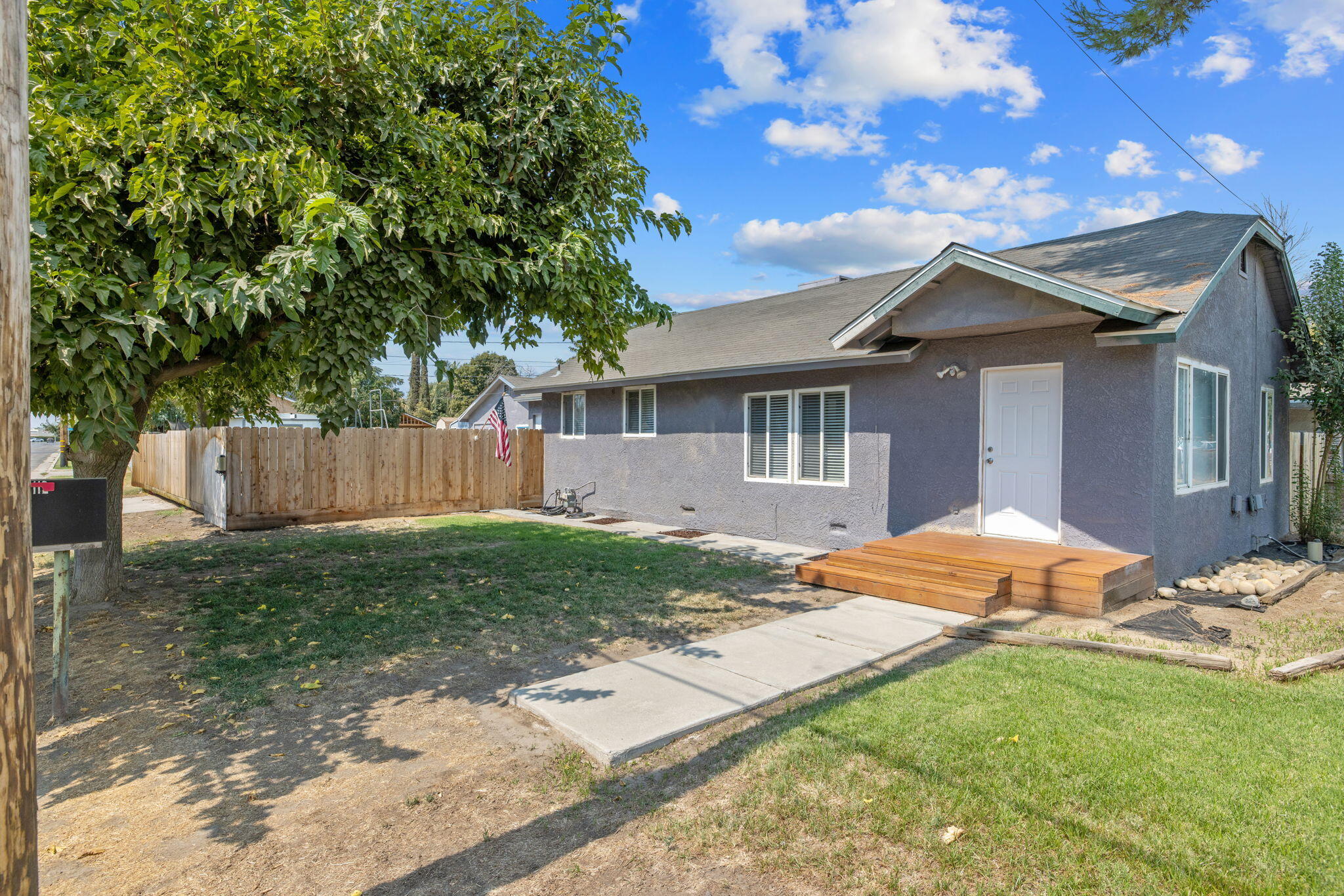 1112 W San Joaquin Ave, Tulare, CA 93274
