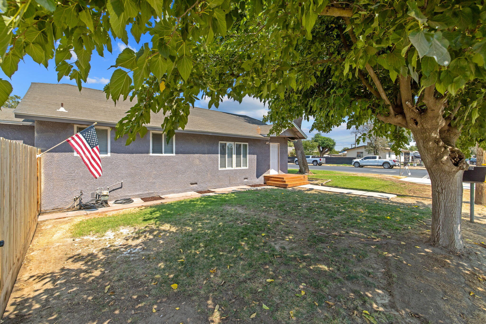 1112 W San Joaquin Ave, Tulare, CA 93274