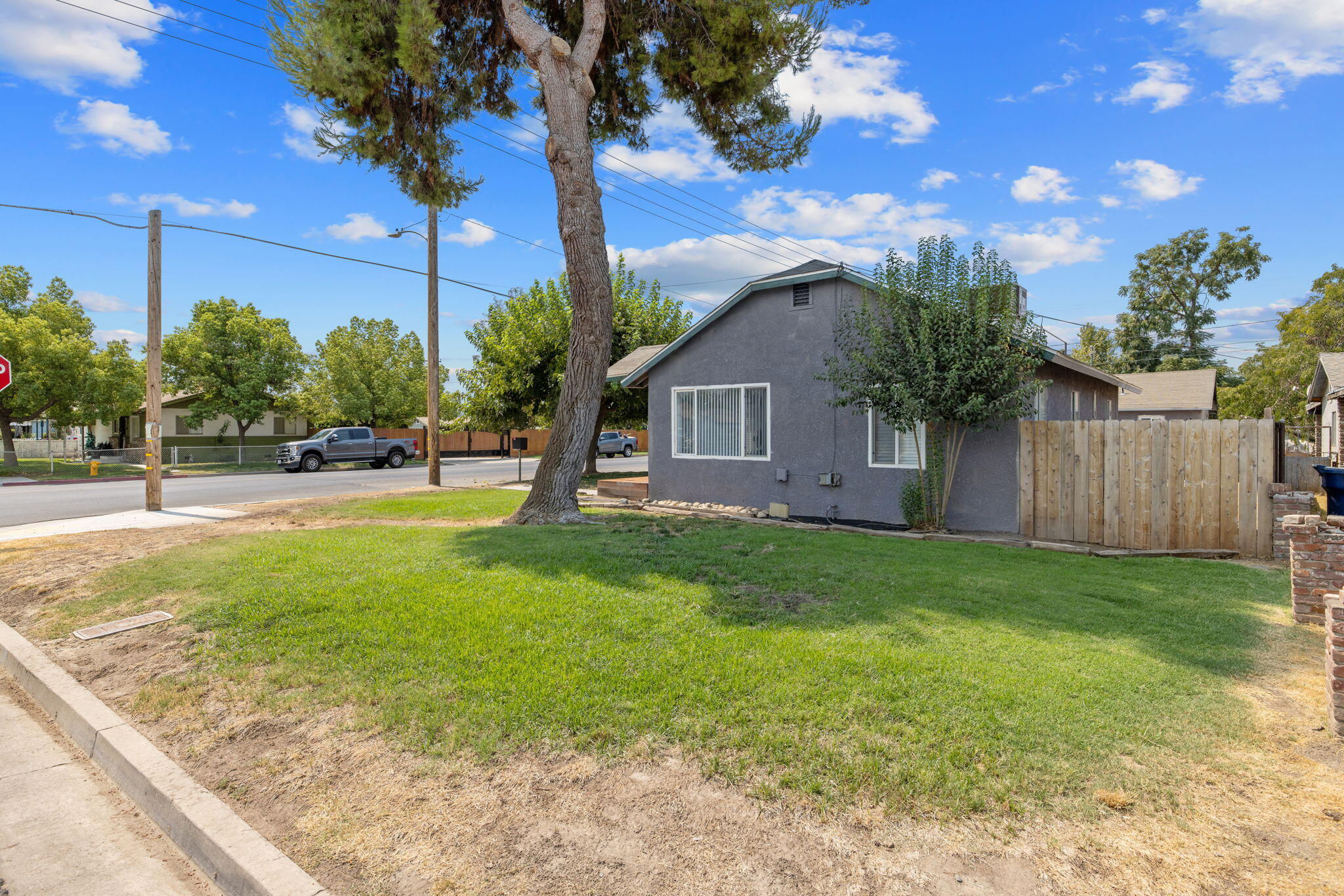 1112 W San Joaquin Ave, Tulare, CA 93274