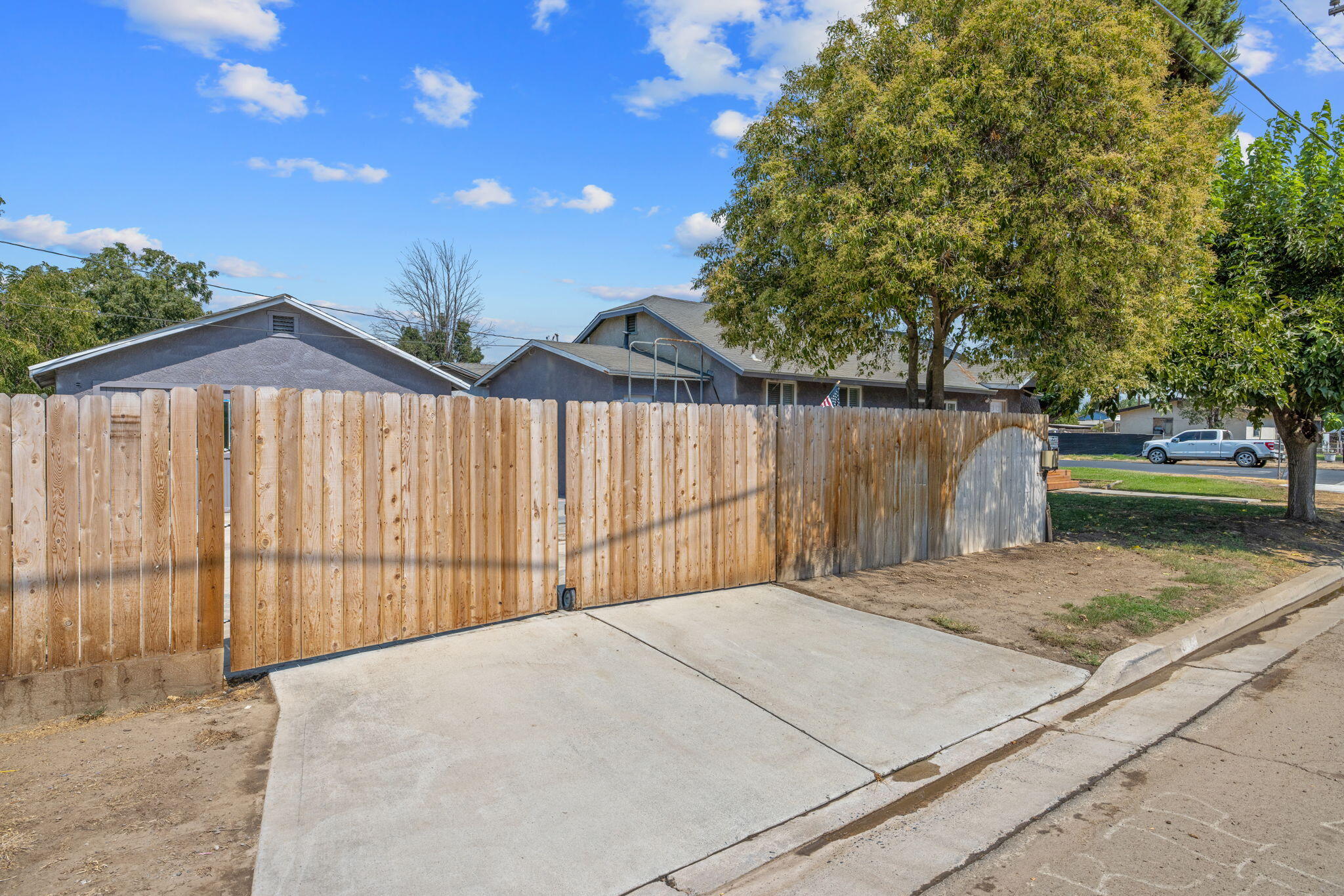 1112 W San Joaquin Ave, Tulare, CA 93274