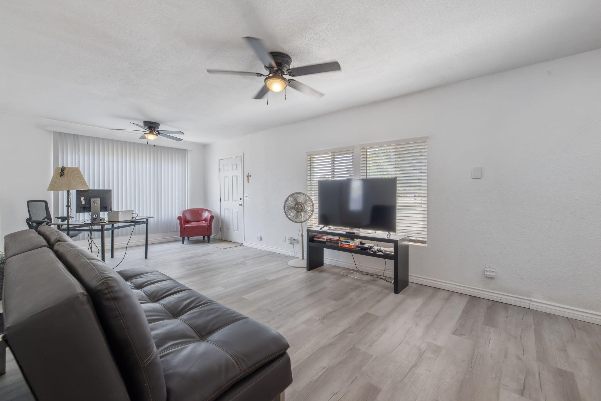 1112 W San Joaquin Ave, Tulare, CA 93274