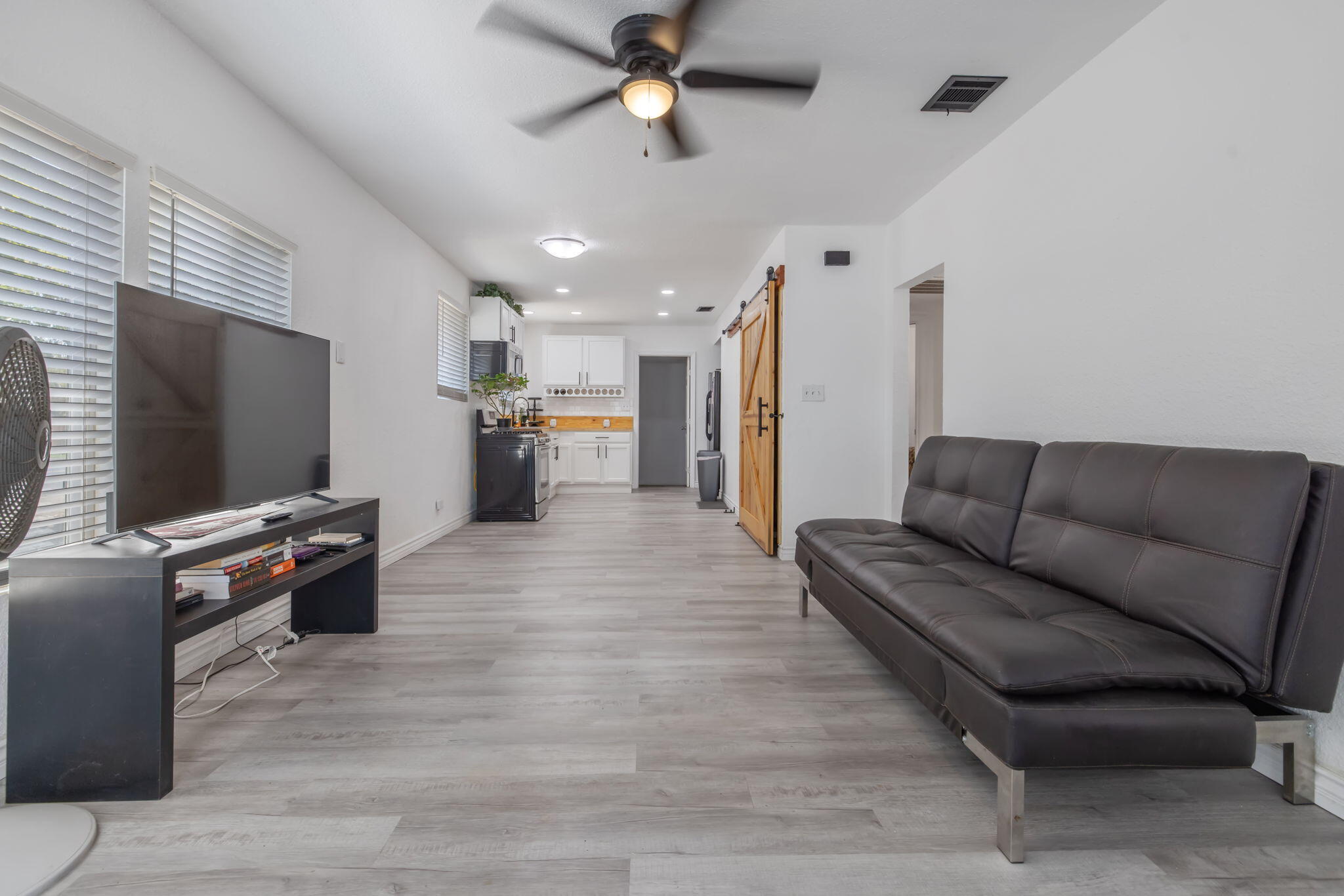 1112 W San Joaquin Ave, Tulare, CA 93274