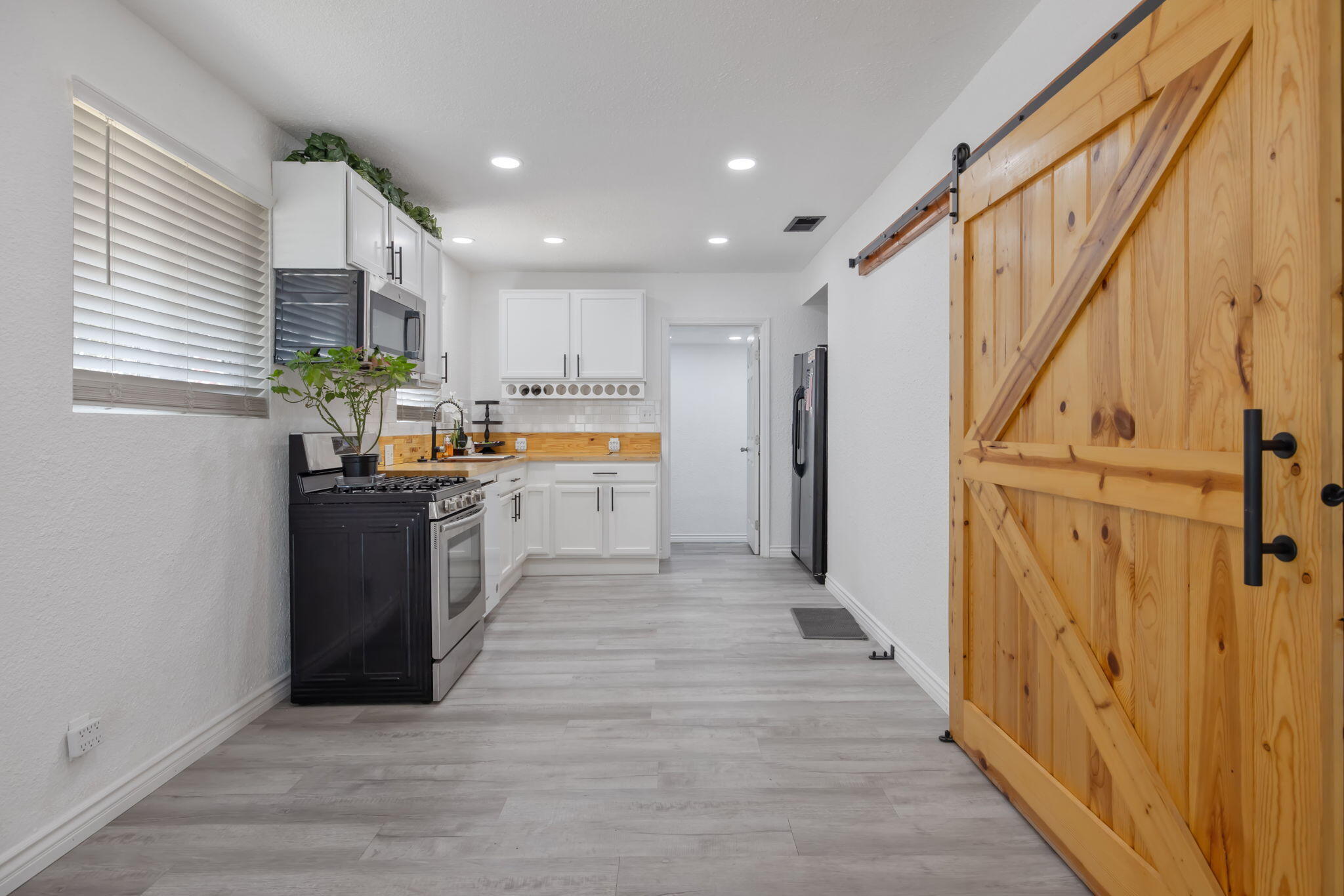 1112 W San Joaquin Ave, Tulare, CA 93274