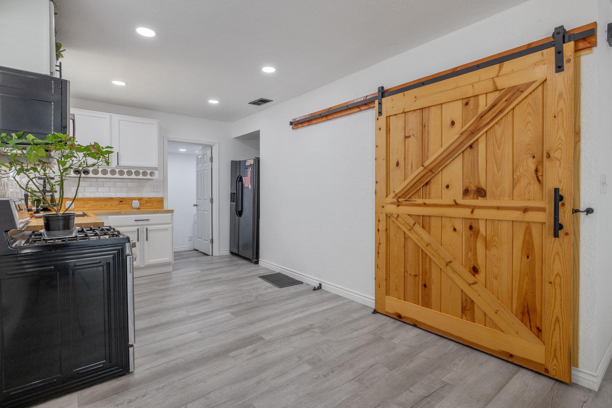 1112 W San Joaquin Ave, Tulare, CA 93274