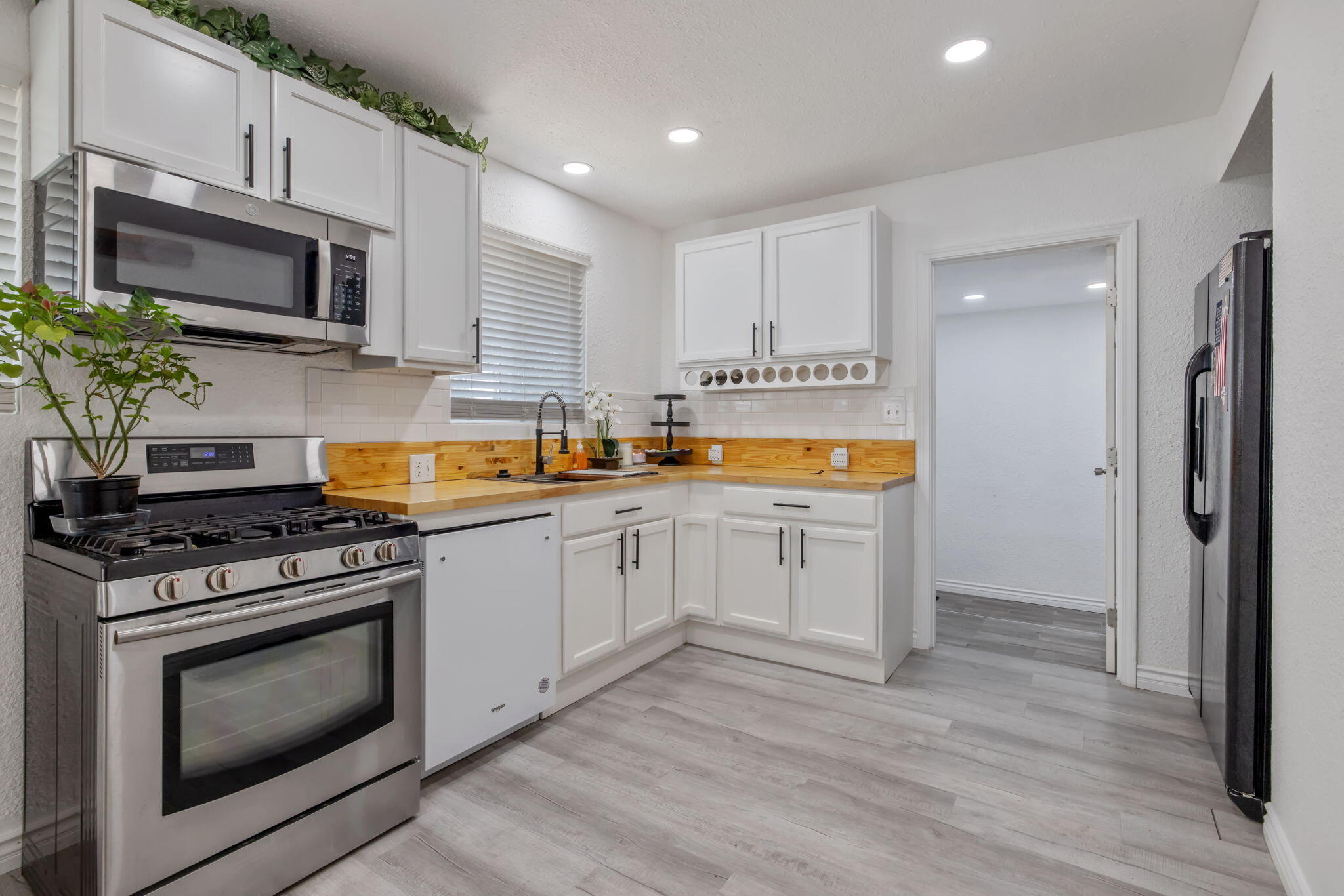 1112 W San Joaquin Ave, Tulare, CA 93274