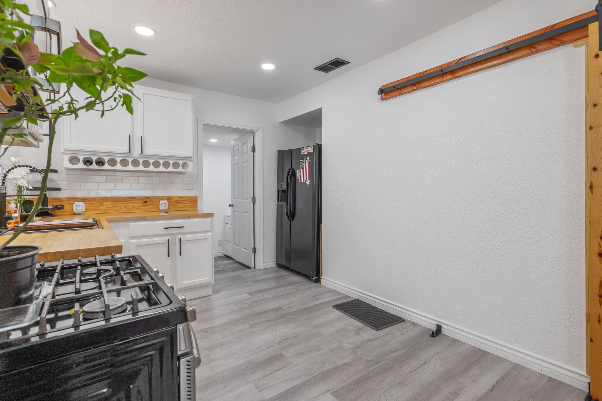 1112 W San Joaquin Ave, Tulare, CA 93274