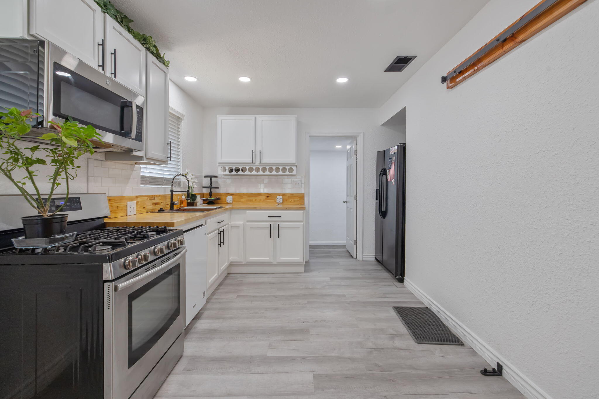 1112 W San Joaquin Ave, Tulare, CA 93274