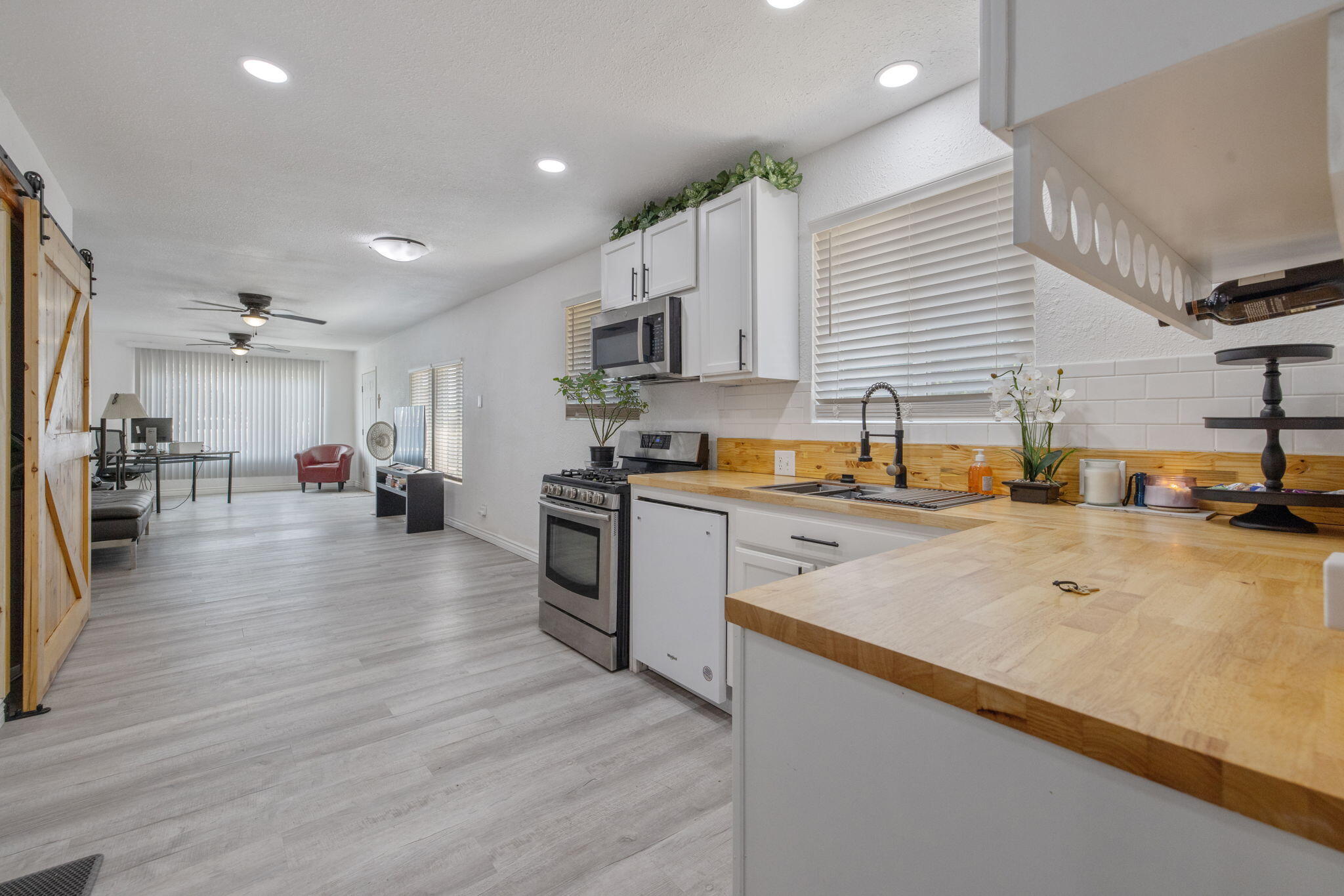 1112 W San Joaquin Ave, Tulare, CA 93274