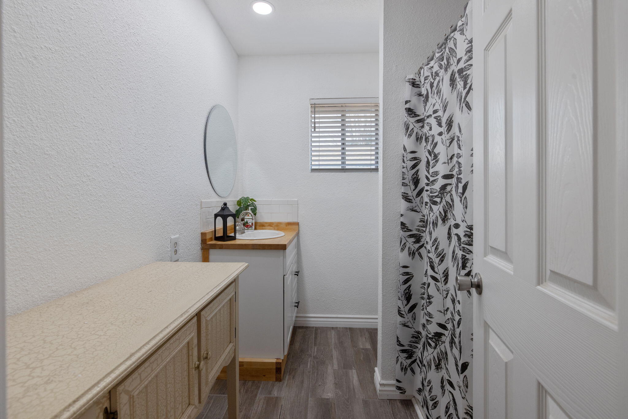 1112 W San Joaquin Ave, Tulare, CA 93274