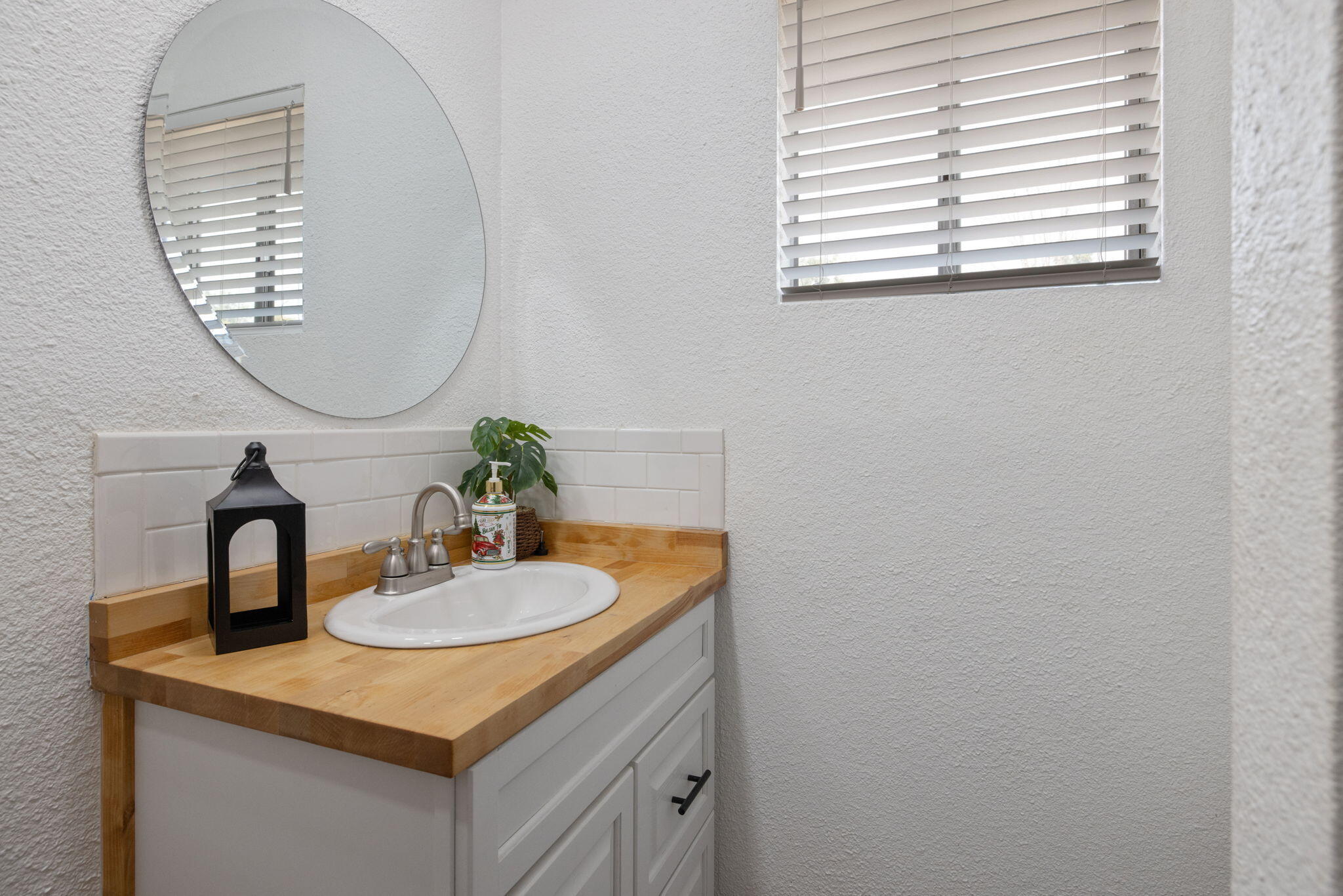 1112 W San Joaquin Ave, Tulare, CA 93274