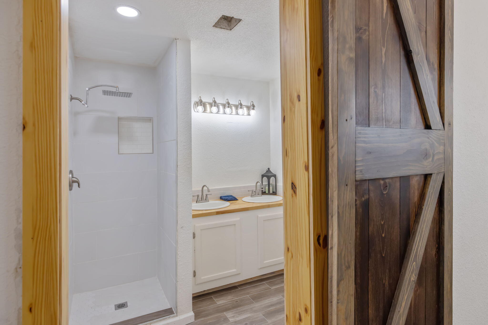 1112 W San Joaquin Ave, Tulare, CA 93274