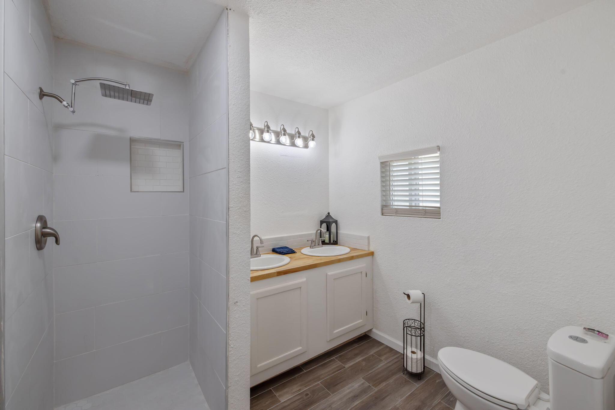 1112 W San Joaquin Ave, Tulare, CA 93274