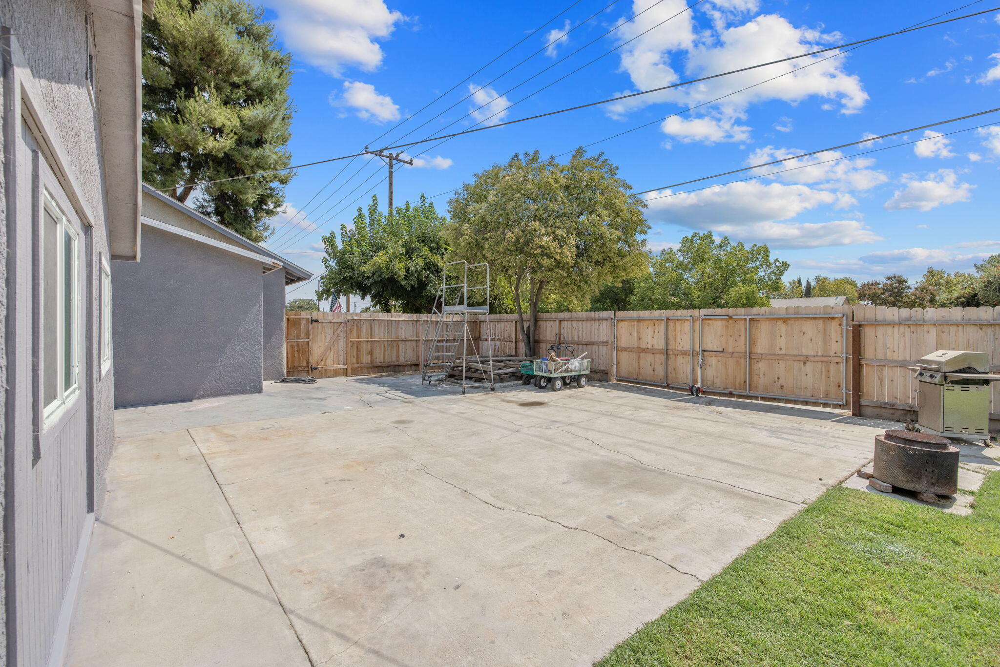 1112 W San Joaquin Ave, Tulare, CA 93274
