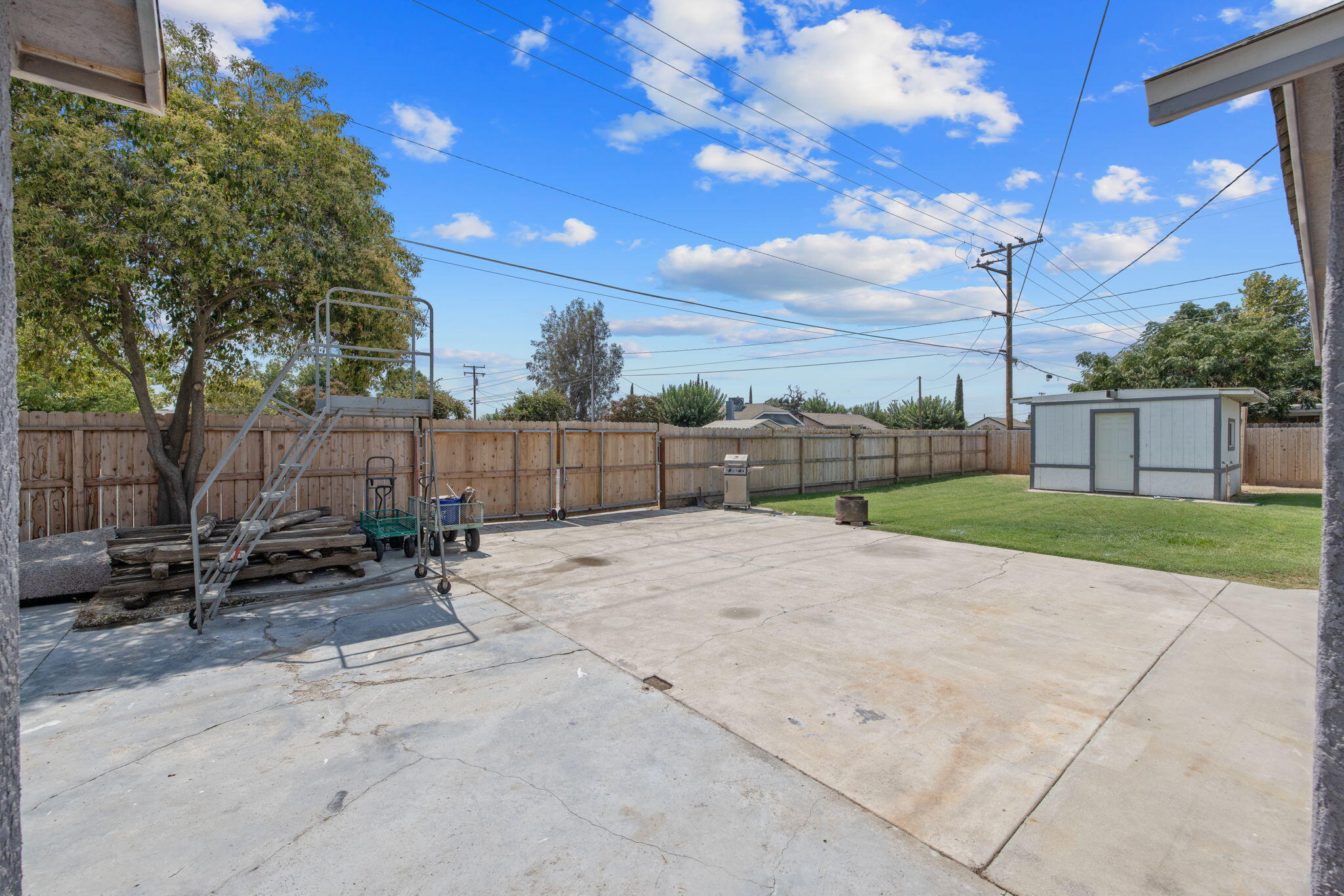 1112 W San Joaquin Ave, Tulare, CA 93274