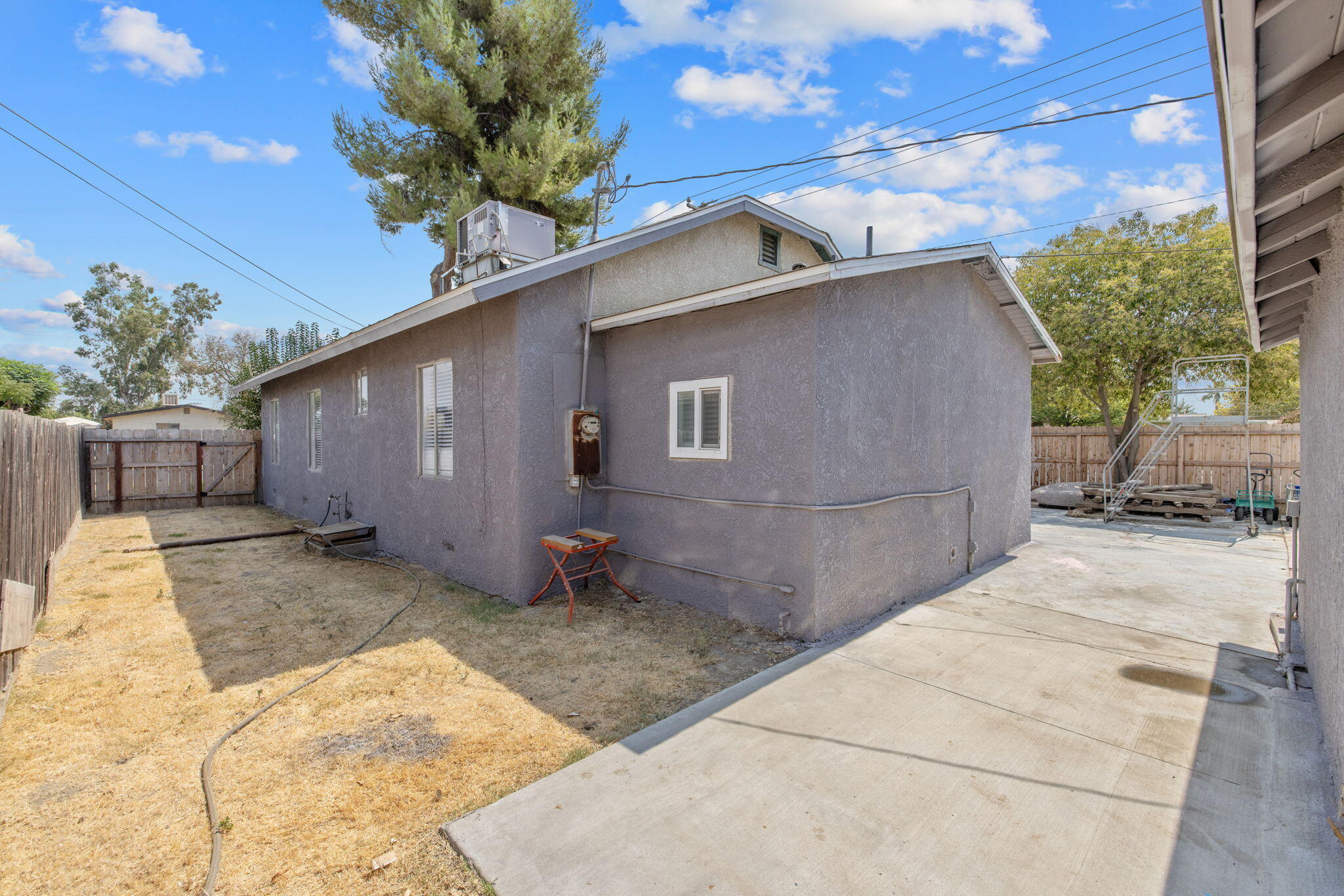 1112 W San Joaquin Ave, Tulare, CA 93274