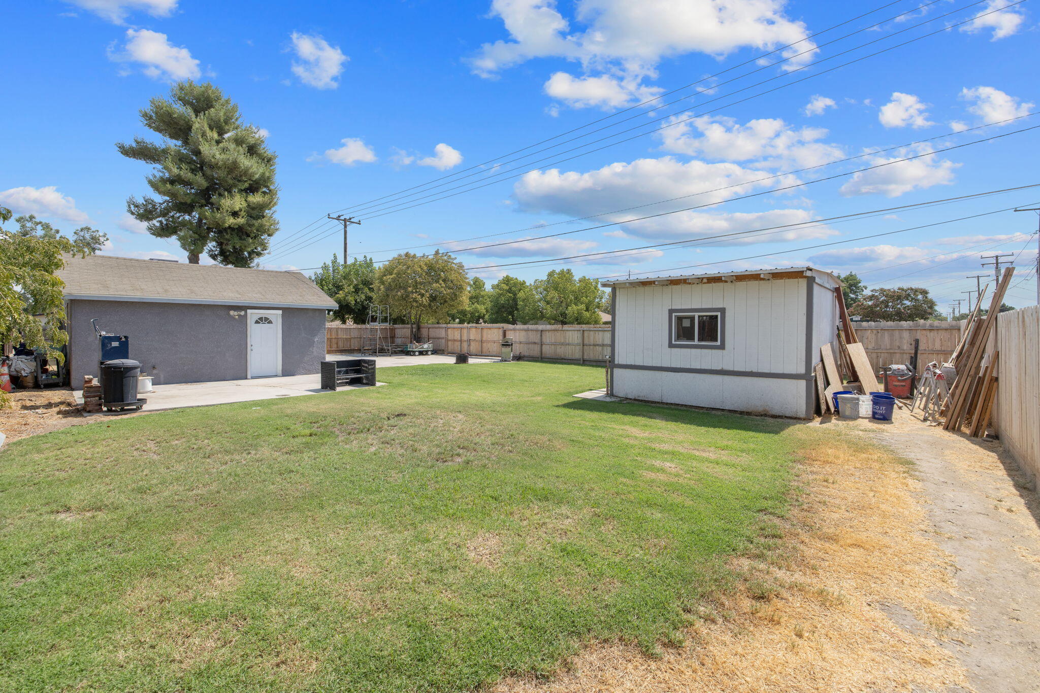 1112 W San Joaquin Ave, Tulare, CA 93274