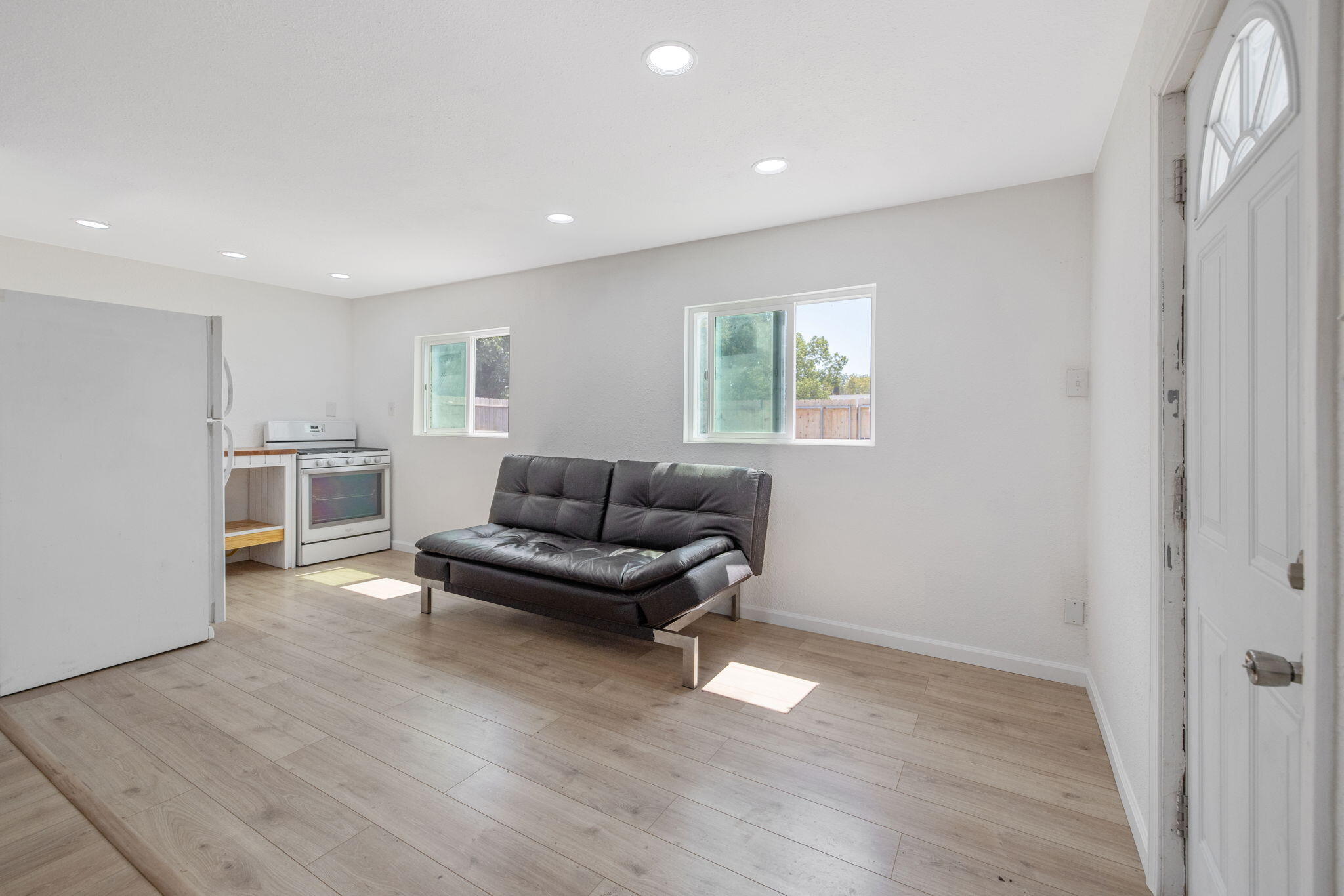 1112 W San Joaquin Ave, Tulare, CA 93274