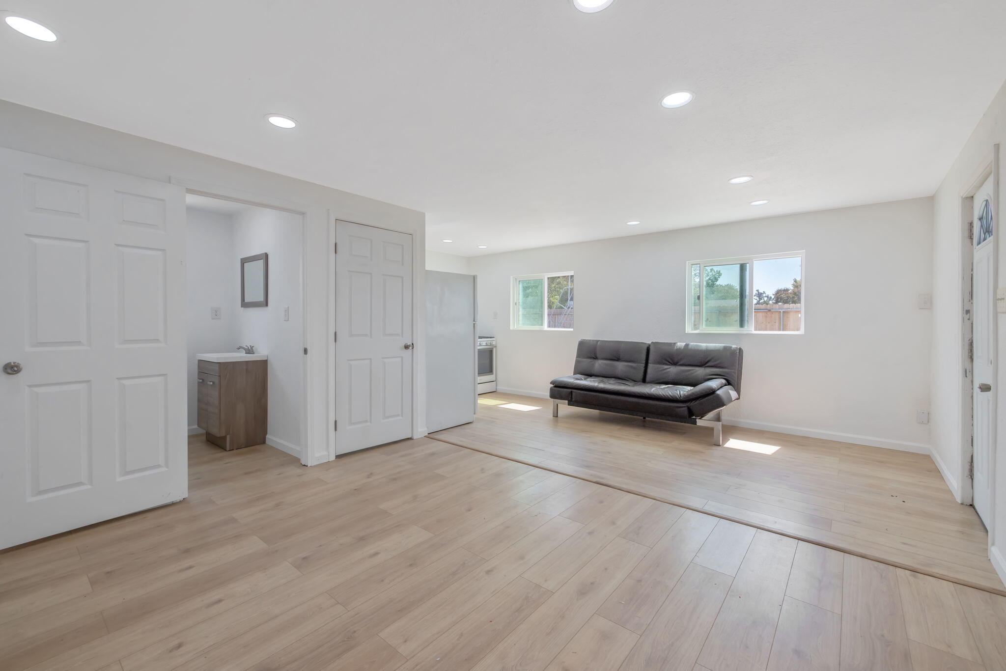 1112 W San Joaquin Ave, Tulare, CA 93274