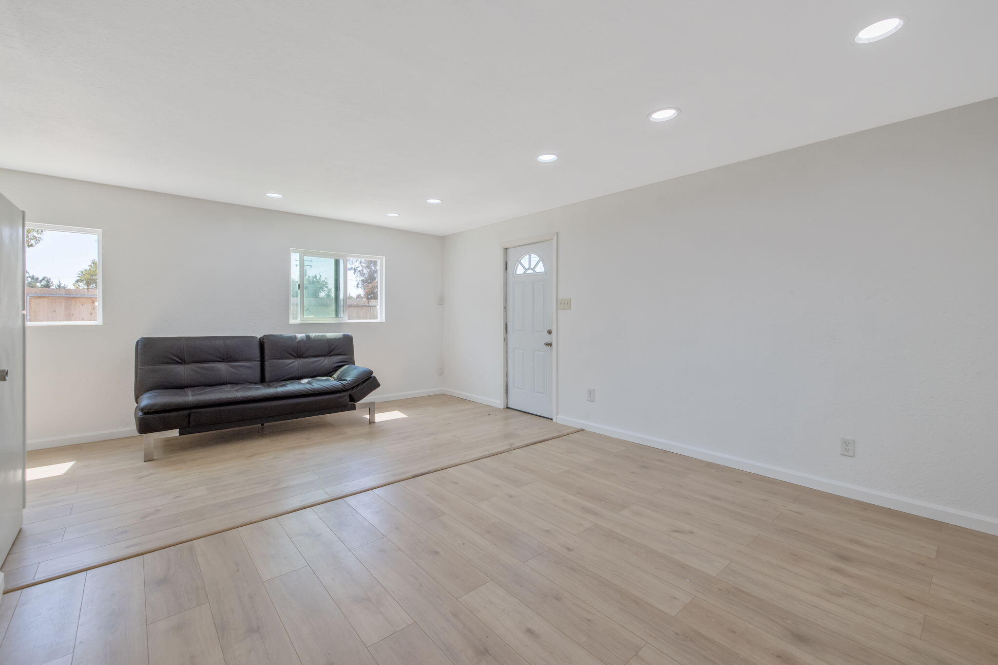 1112 W San Joaquin Ave, Tulare, CA 93274