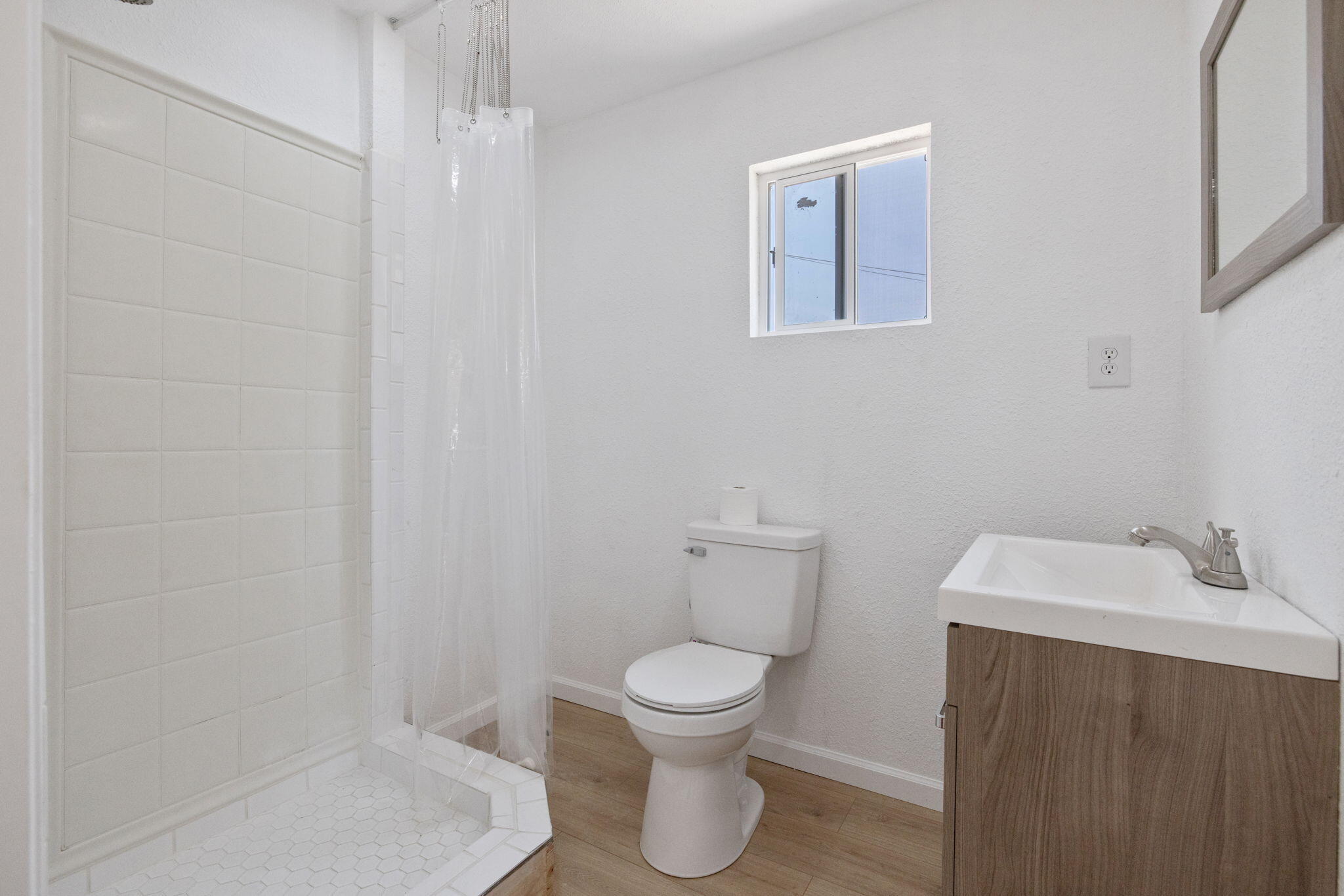 1112 W San Joaquin Ave, Tulare, CA 93274