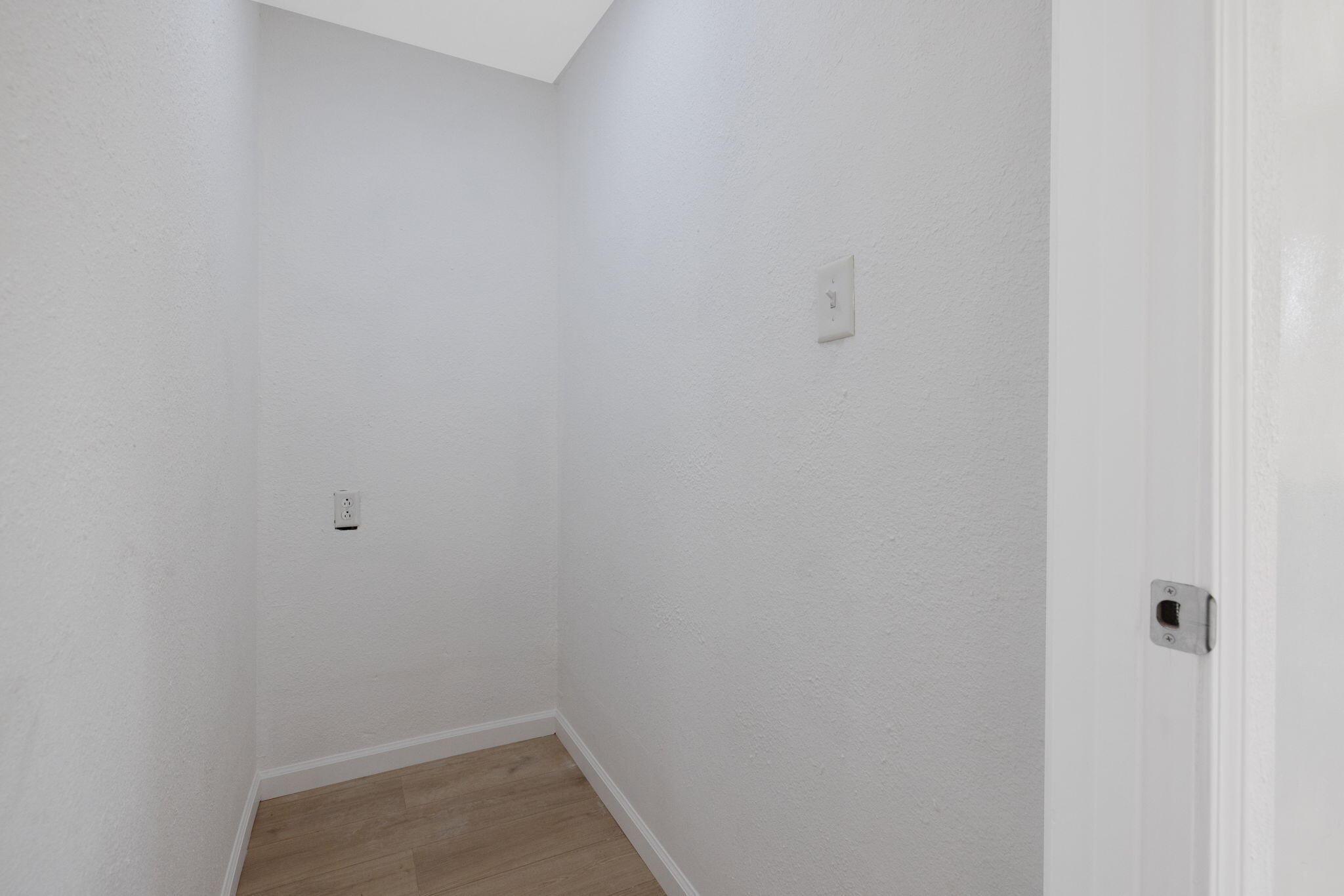 1112 W San Joaquin Ave, Tulare, CA 93274