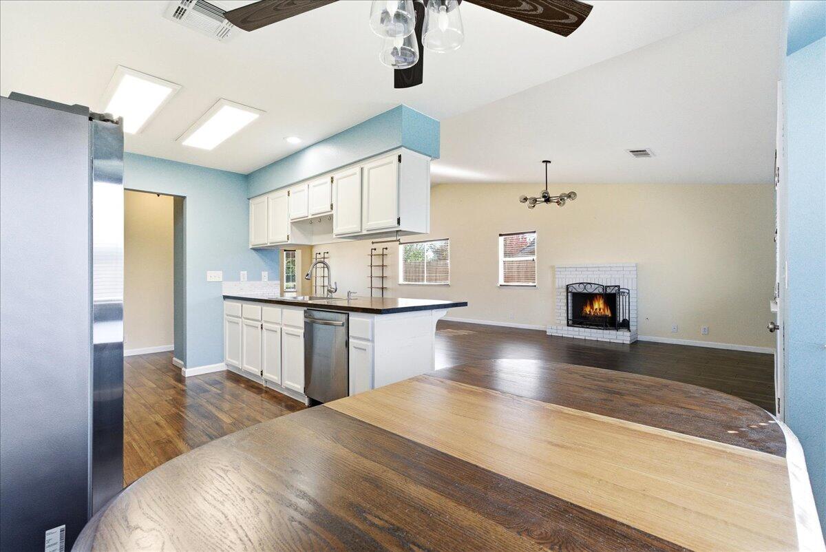 1395 Pine Dr, Lemoore, CA 93245