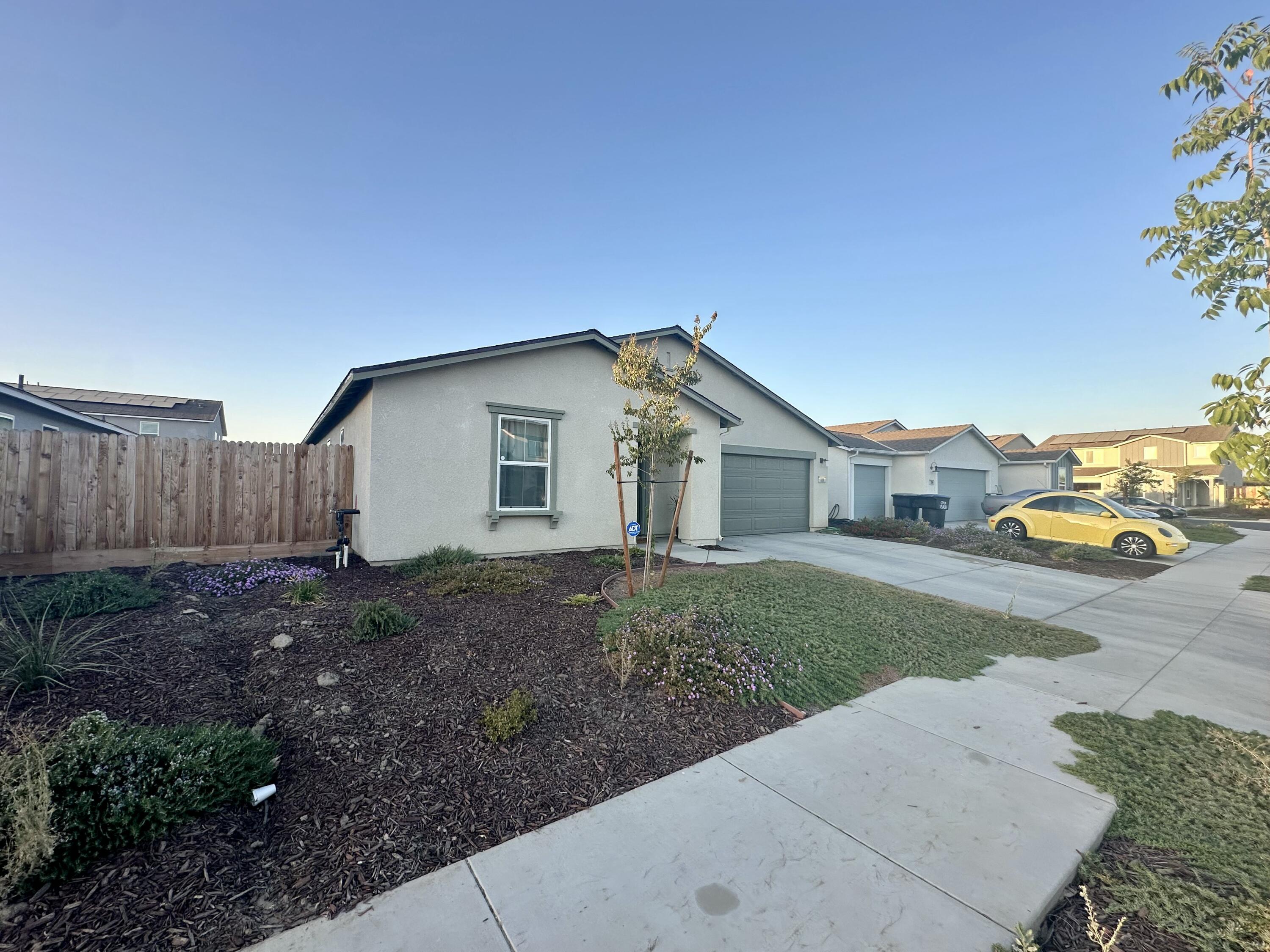 1138 E Packwood Ave, Visalia, CA 93292