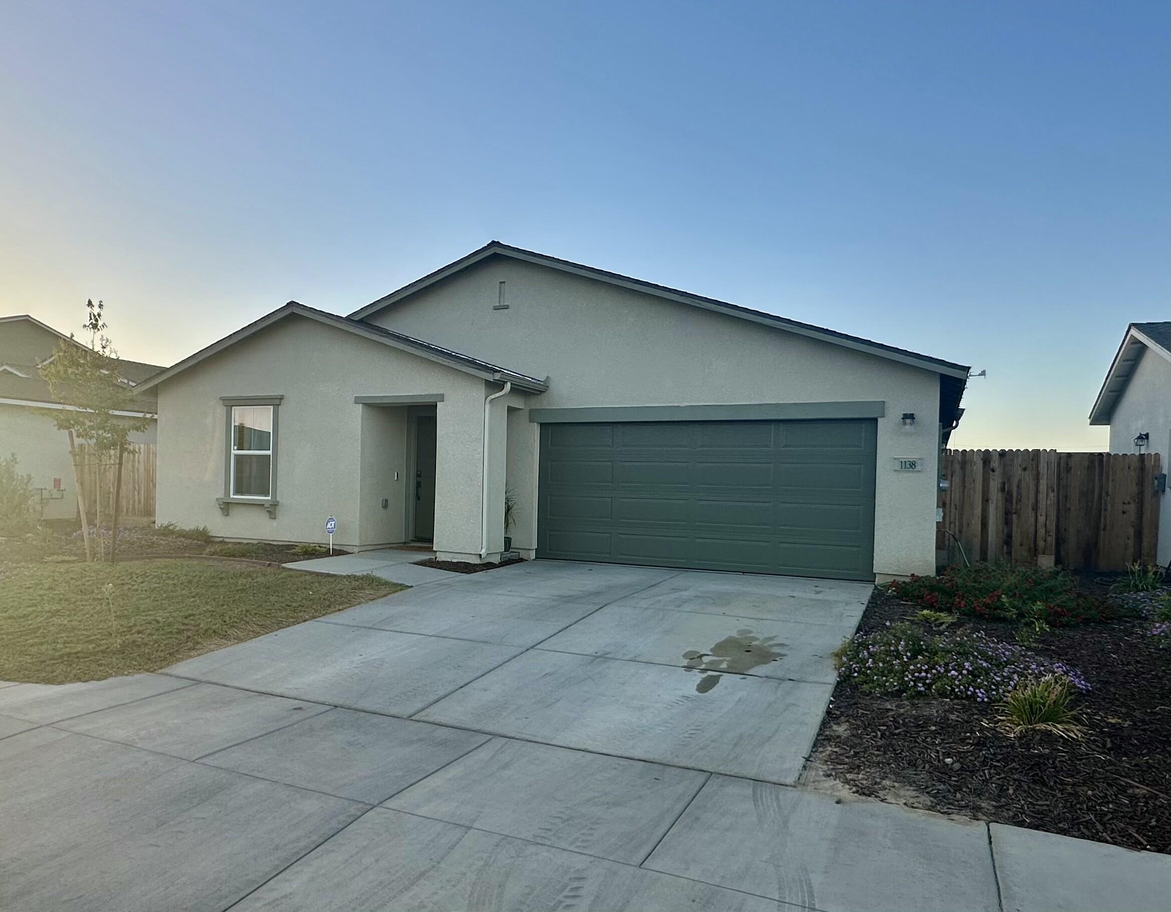 1138 E Packwood Ave, Visalia, CA 93292